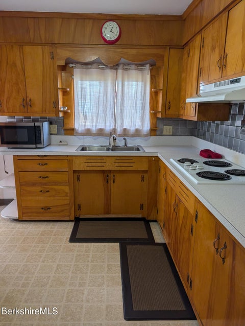 Apartment For Rent - 135 Glen Ave #A<br/> Berkshire County, North Adams, MA 01247