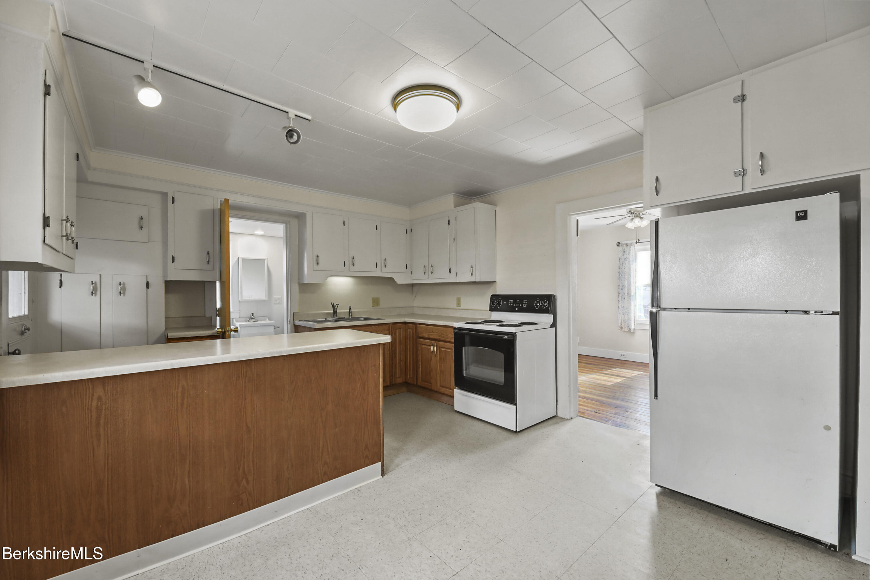 20 Summer St, Lee, Massachusetts image 8