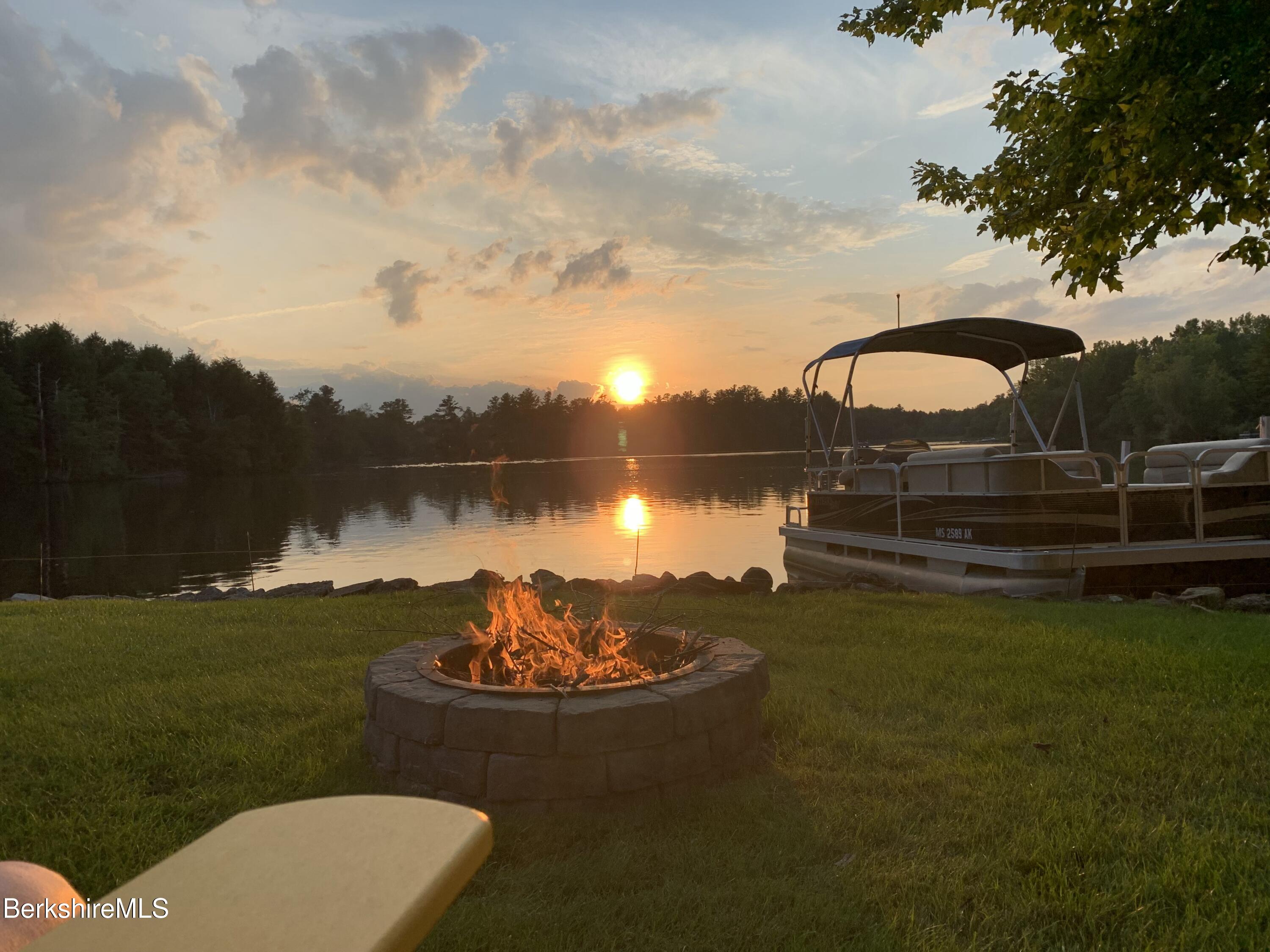 321 Ashmere Dr, Hinsdale, Massachusetts image 2