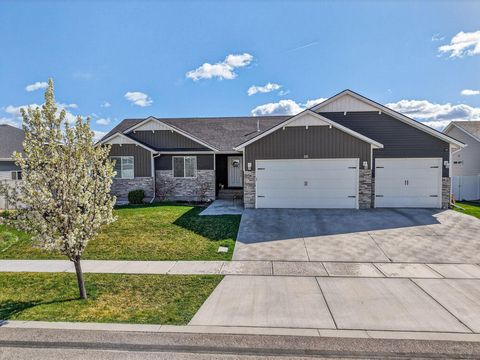 Photo of 841 Mckay St, Chubbuck, ID 83202 (MLS # 582132)