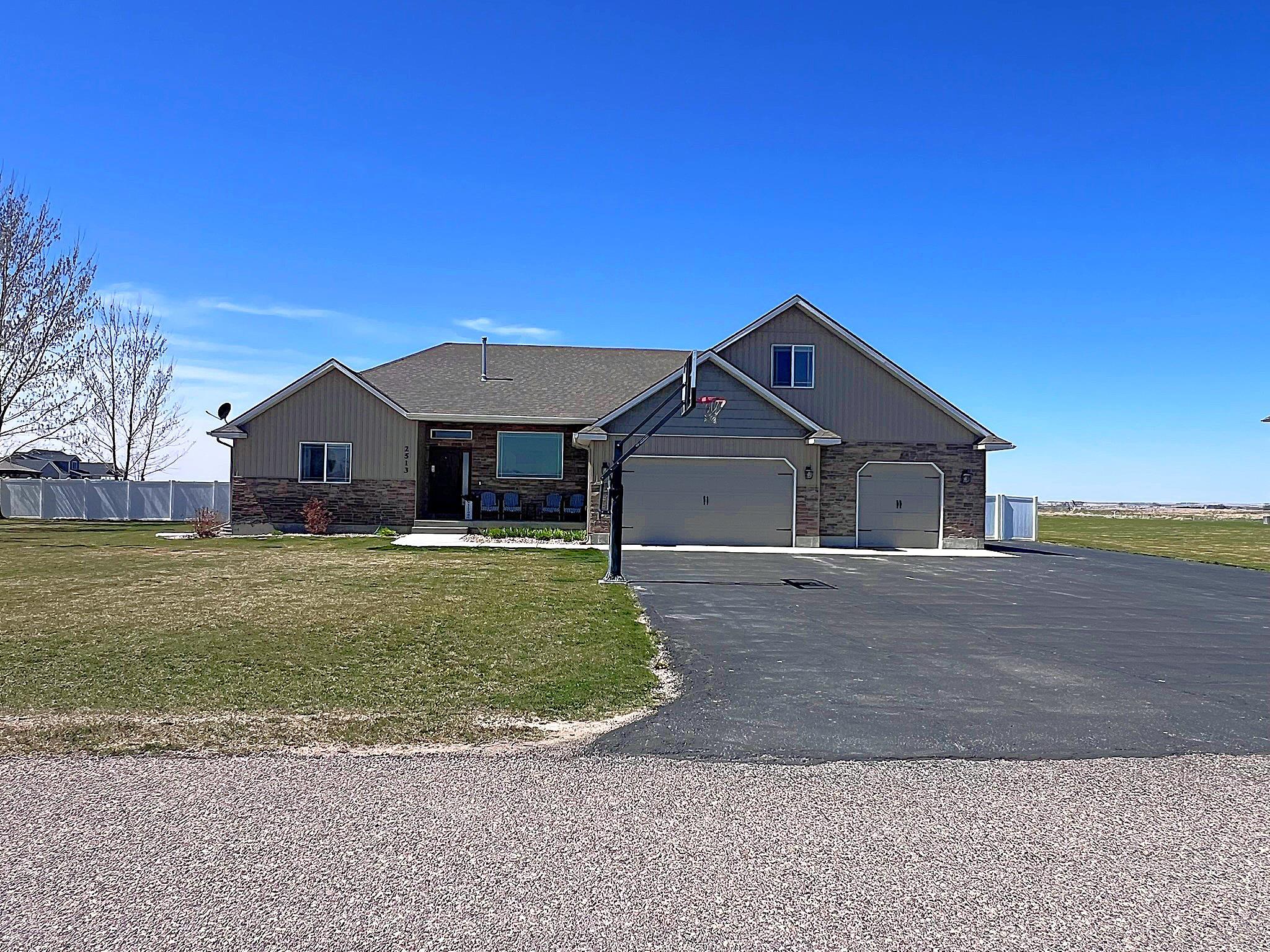 2513 S Bay Place, American Falls, Idaho image 1