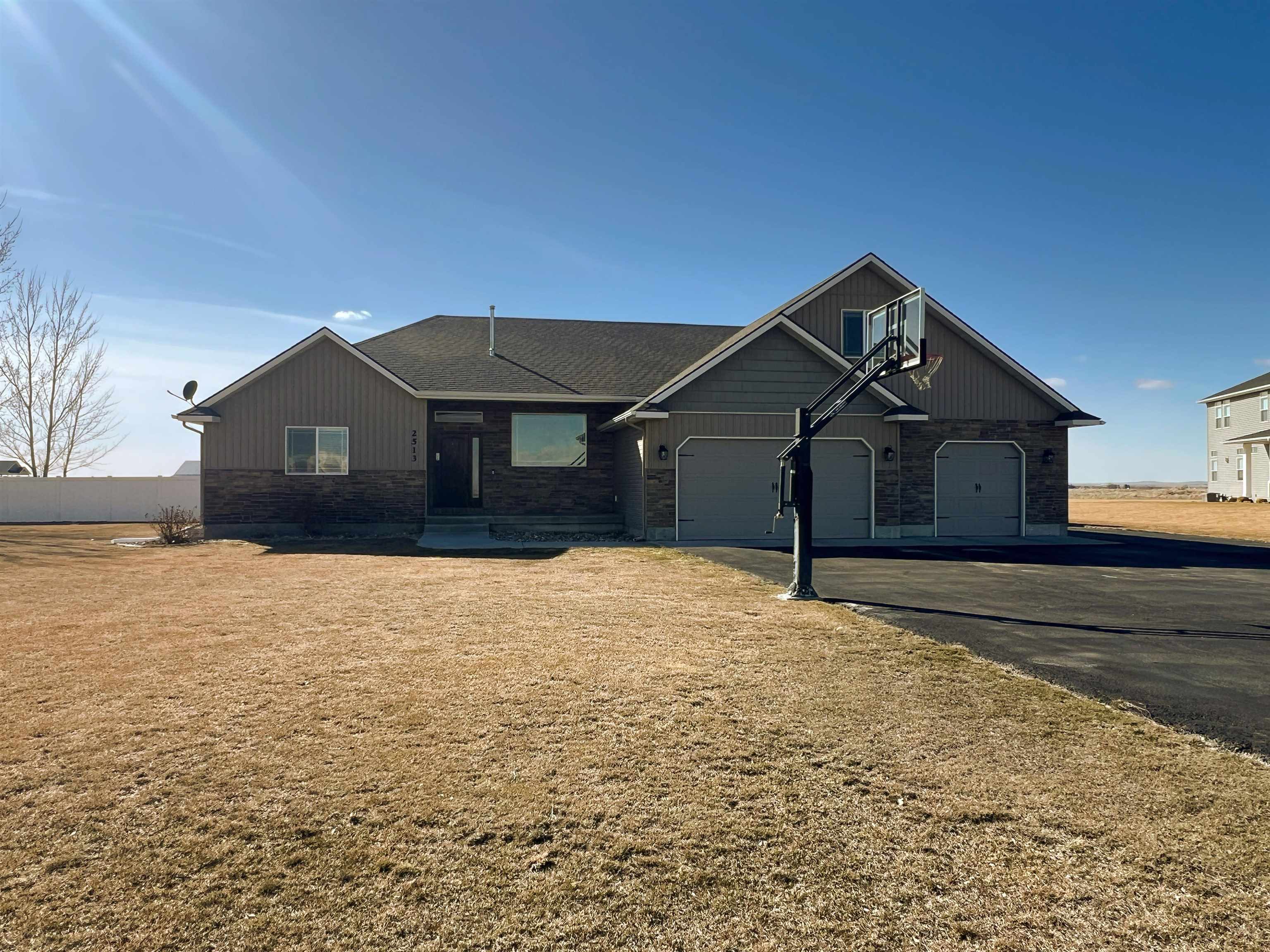 2513 S Bay Place, American Falls, Idaho image 2