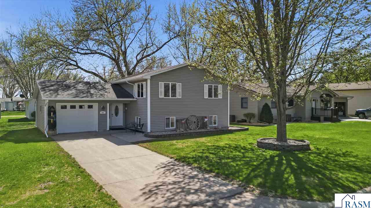 Photo 1 of 28 — 802 1st St SW, Madelia, MN 56062