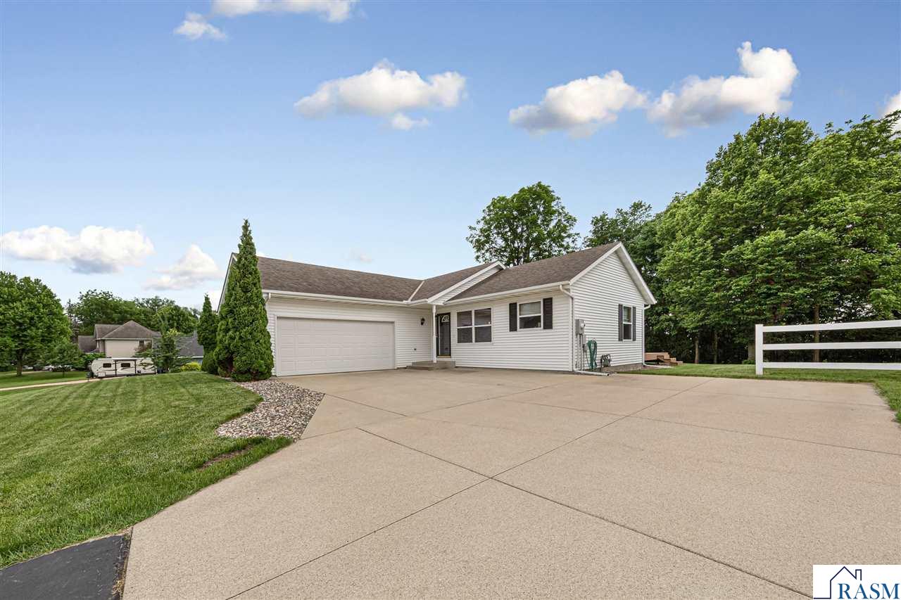 Photo 1 of 31 — 308 Meadow Woods Drive, Mankato, MN 56001