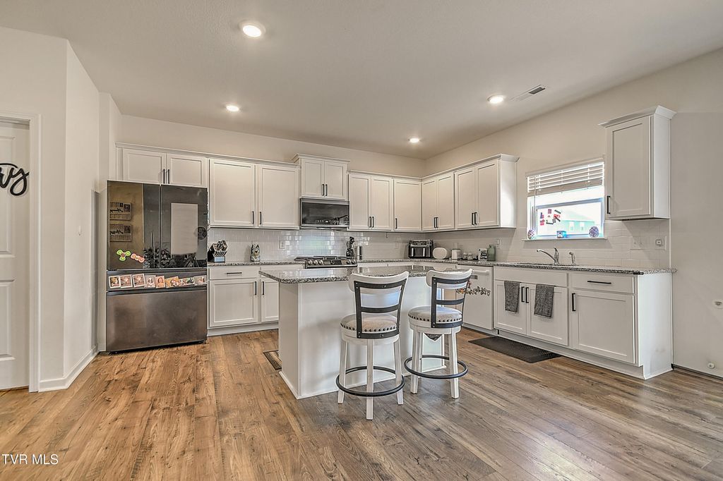 Photo of 6901 Wildlife Circle, Piney Flats, TN 37686 (MLS # 9991996)