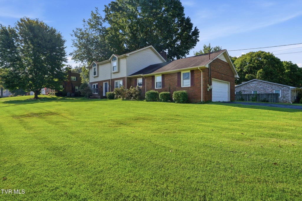 Photo of 208 Coralwood Drive, Kingsport, TN 37663 (MLS # 10000643)