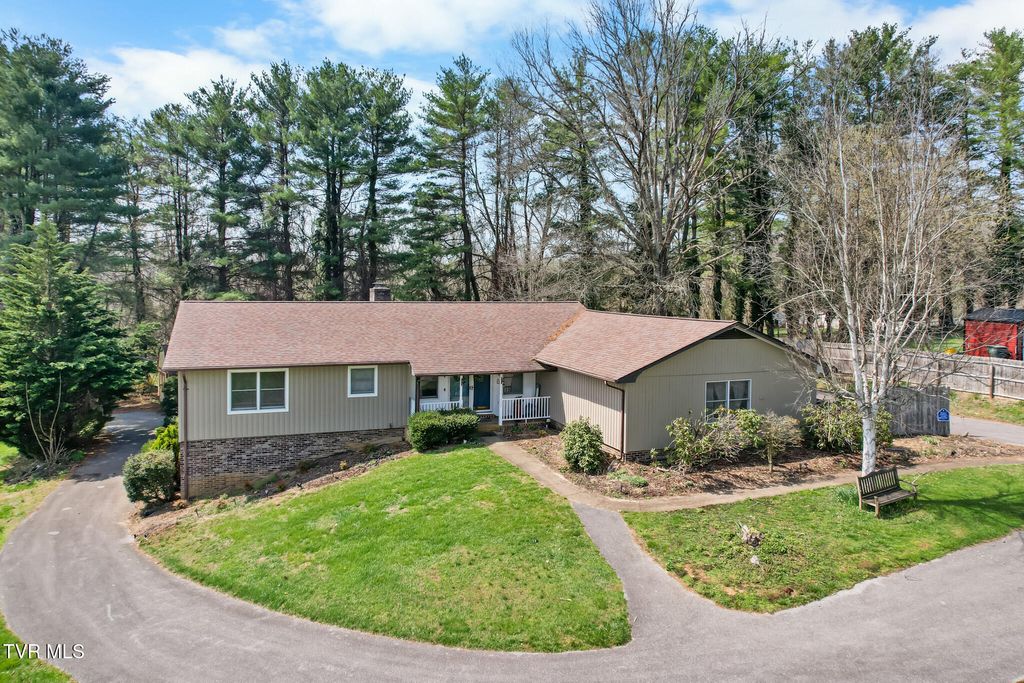 Photo of 823 Birdie Drive, Abingdon, VA 24211 (MLS # 9992735)