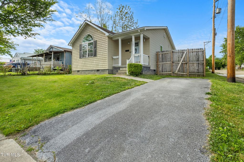 Photo of 1001 Minton Place, Kingsport, TN 37660 (MLS # 9994851)