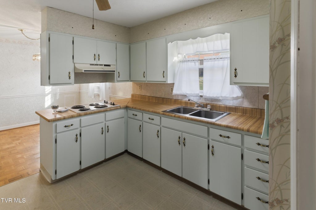 Photo of 111 Fairlawn Drive, Johnson City, TN 37601 (MLS # 9992292)