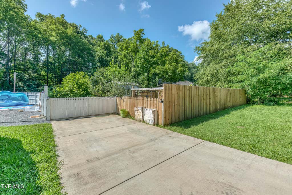 Photo of 901 Cherokee Road, Johnson City, TN 37604 (MLS # 9998382)