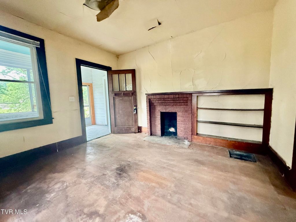 Photo of 322 Parks Worley ST, Bluff City, TN 37618 (MLS # 9995721)