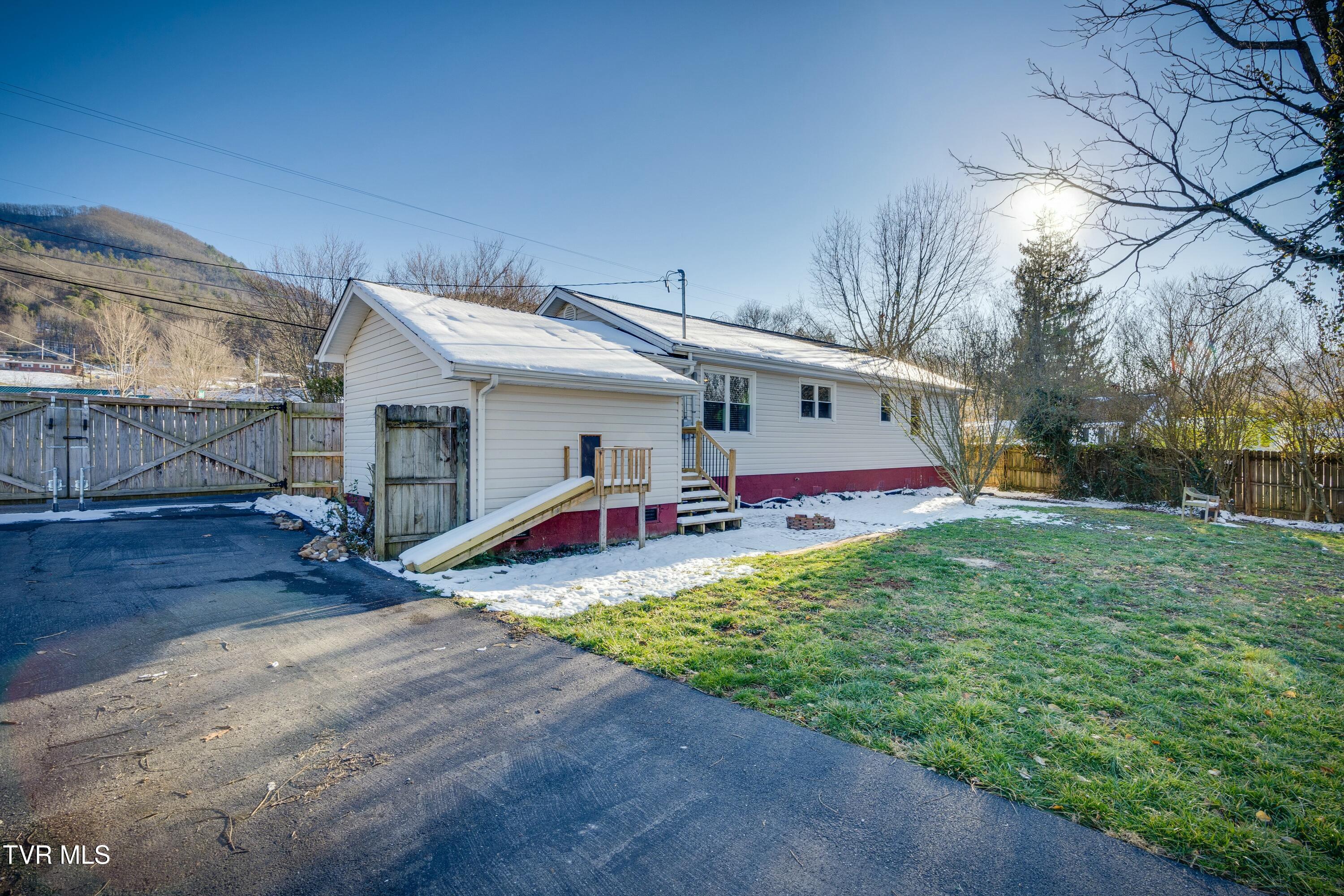 615 Crook Street, Hampton, Tennessee image 28