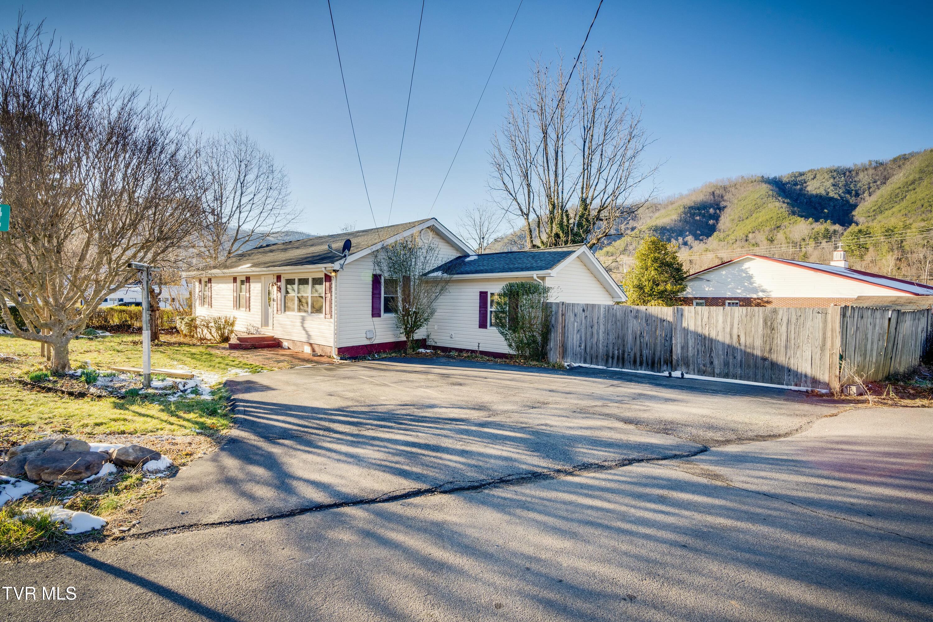 615 Crook Street, Hampton, Tennessee image 9