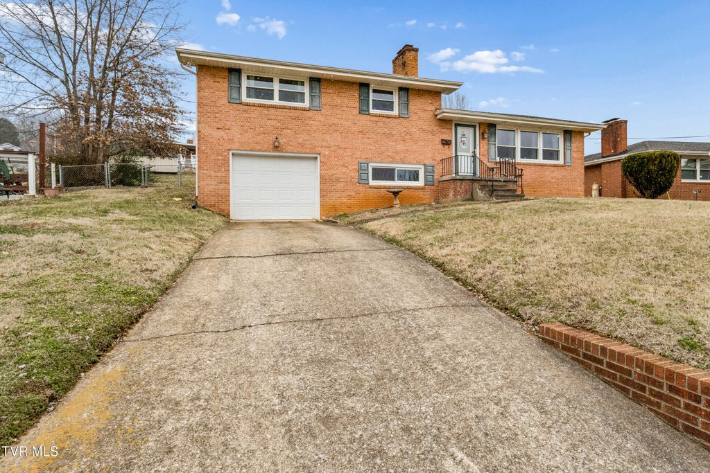 Photo of 1016 Whippoorwill Lane, Kingsport, TN 37660 (MLS # 9990772)