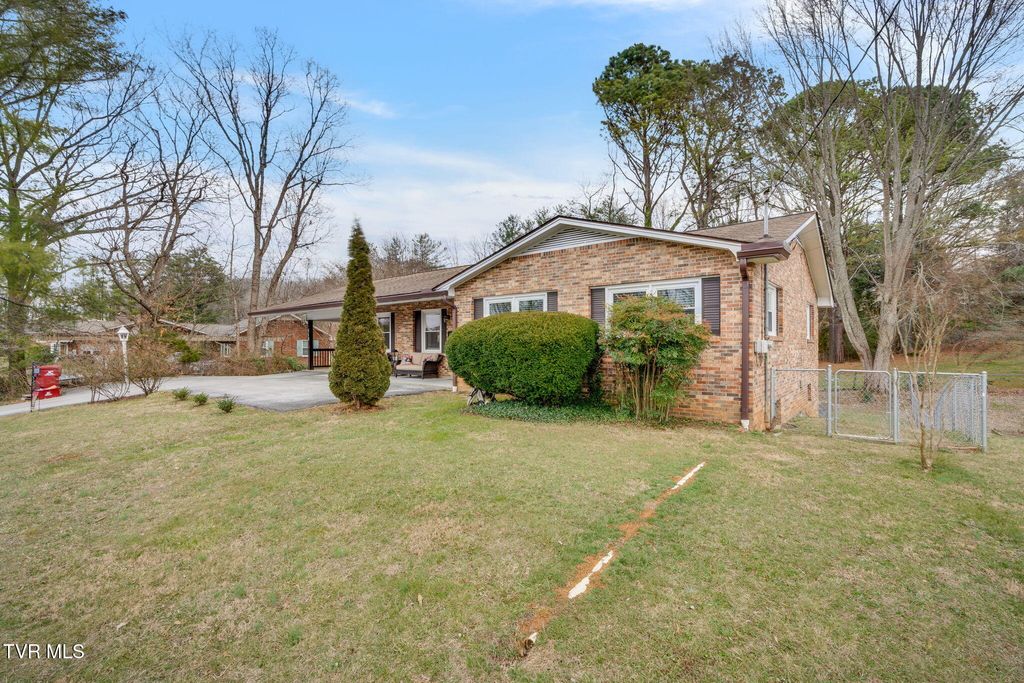 Photo of 515 Ravenwood Drive, Johnson City, TN 37604 (MLS # 9990206)
