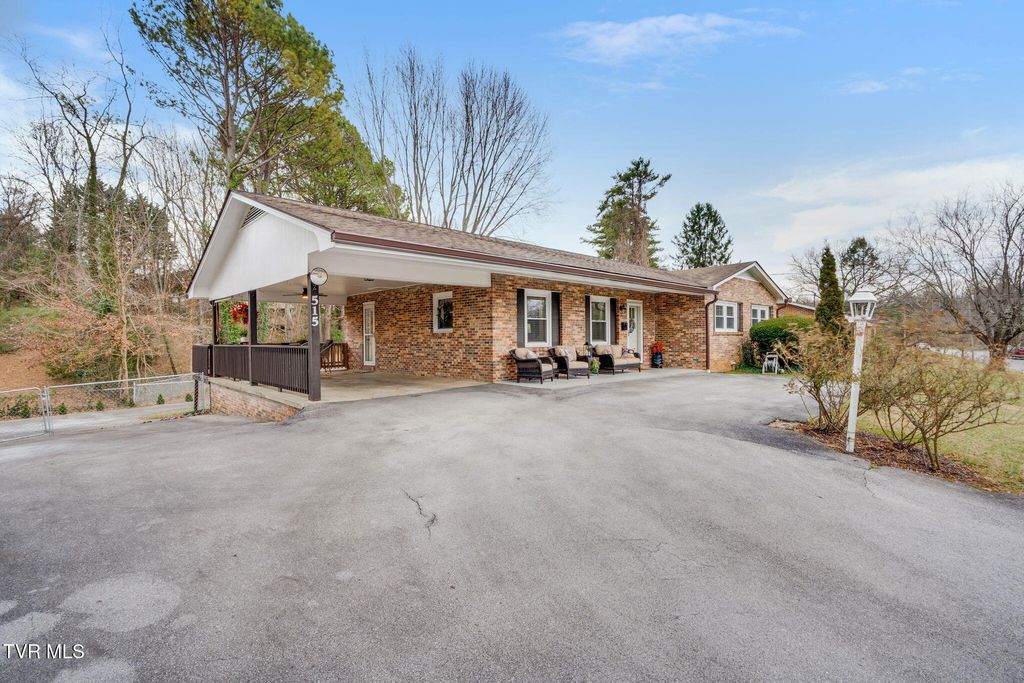 Photo of 515 Ravenwood Drive, Johnson City, TN 37604 (MLS # 9990206)