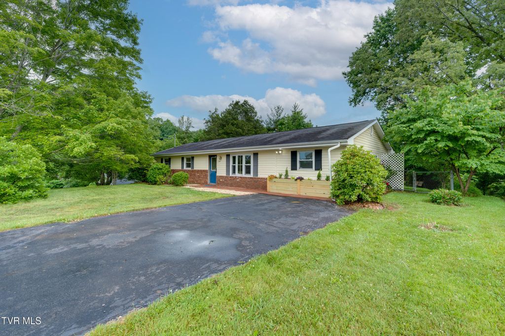 Photo of 114 Dogwood Village Road, Jonesborough, TN 37659 (MLS # 9995782)