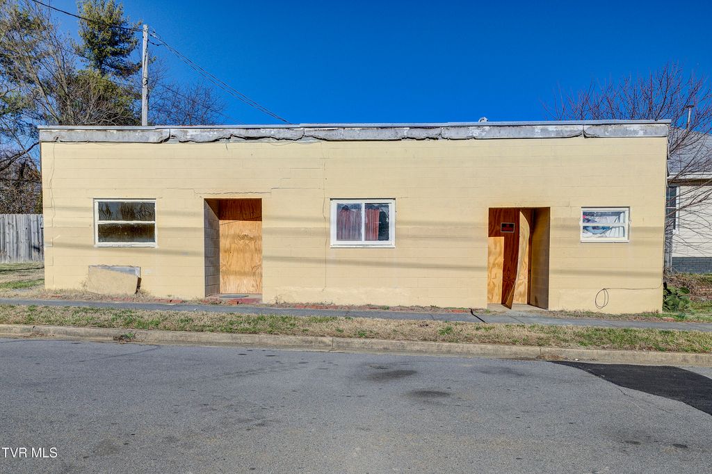 Photo of 212 Chilhowie Avenue, Johnson City, TN 37604 (MLS # 9990063)