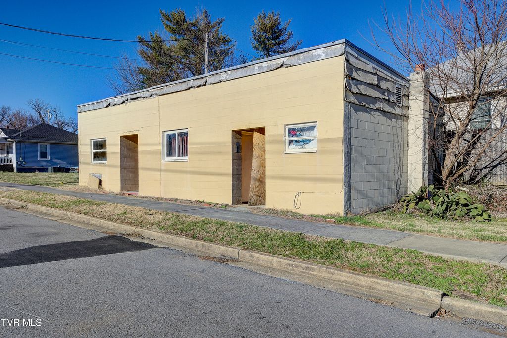 Photo of 212 Chilhowie Avenue, Johnson City, TN 37604 (MLS # 9990063)