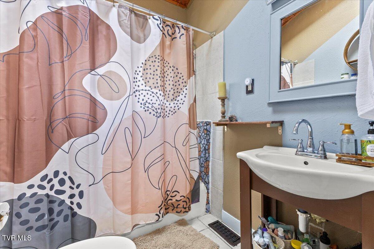 214 Old Siam Road, Elizabethton, Tennessee image 13