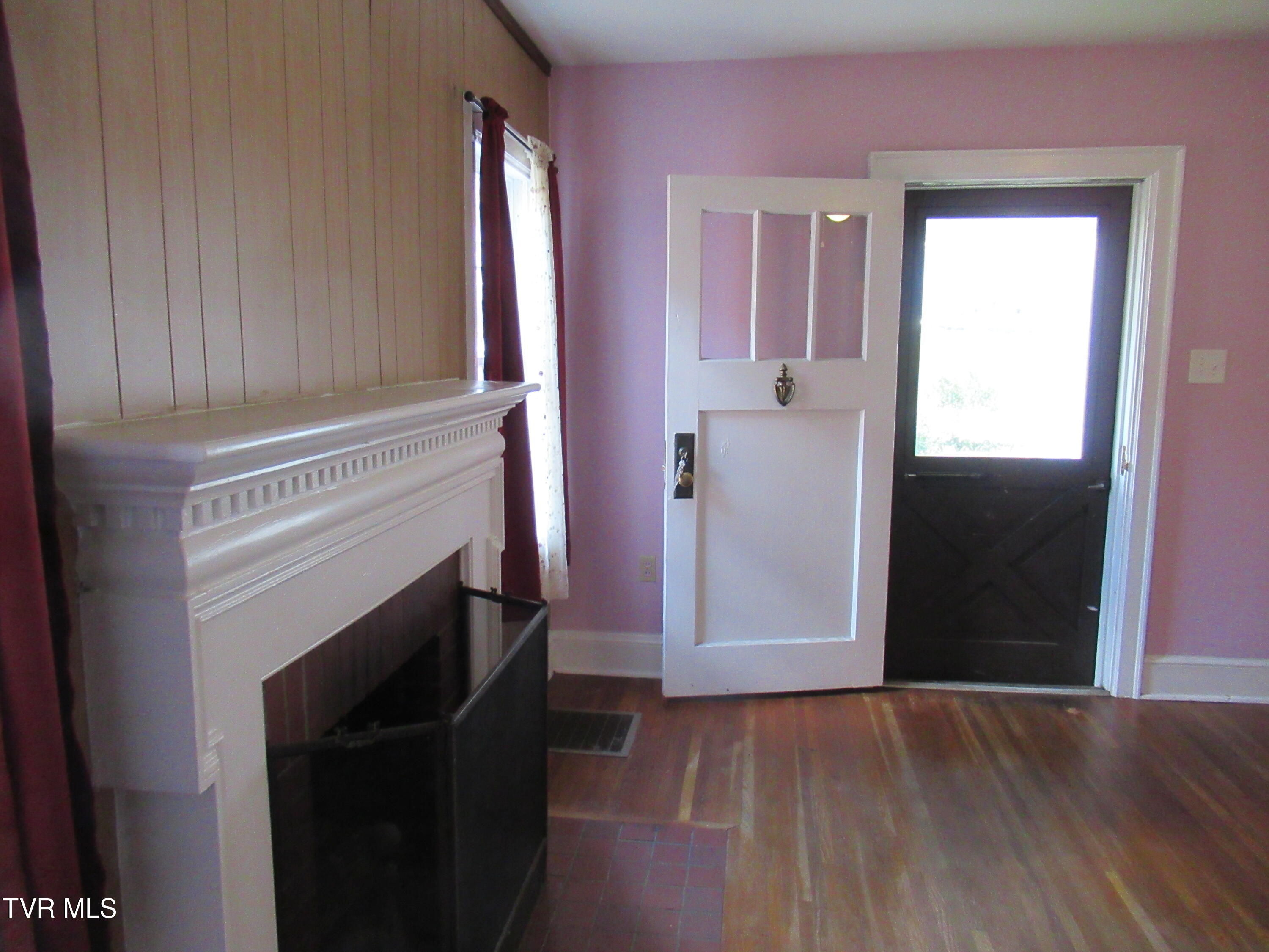 Bristol, Tennessee 37620, United States, 3 Bedrooms Bedrooms, ,1 BathroomBathrooms,Residential,Pending,23252