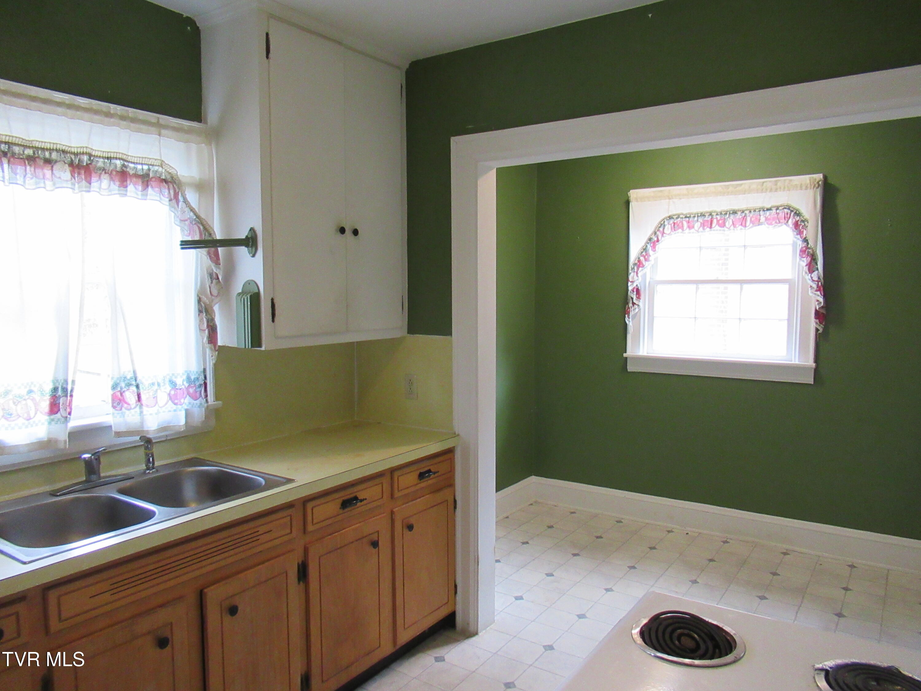 Bristol, Tennessee 37620, United States, 3 Bedrooms Bedrooms, ,1 BathroomBathrooms,Residential,Pending,23252