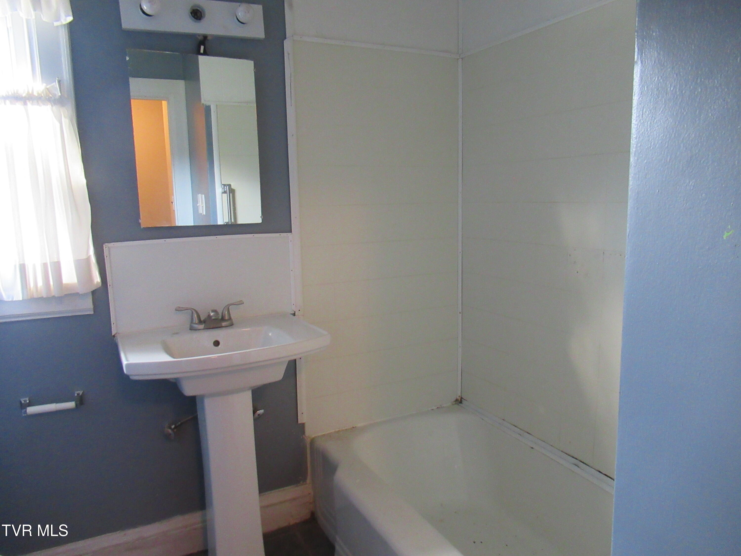 Bristol, Tennessee 37620, United States, 3 Bedrooms Bedrooms, ,1 BathroomBathrooms,Residential,Pending,23252