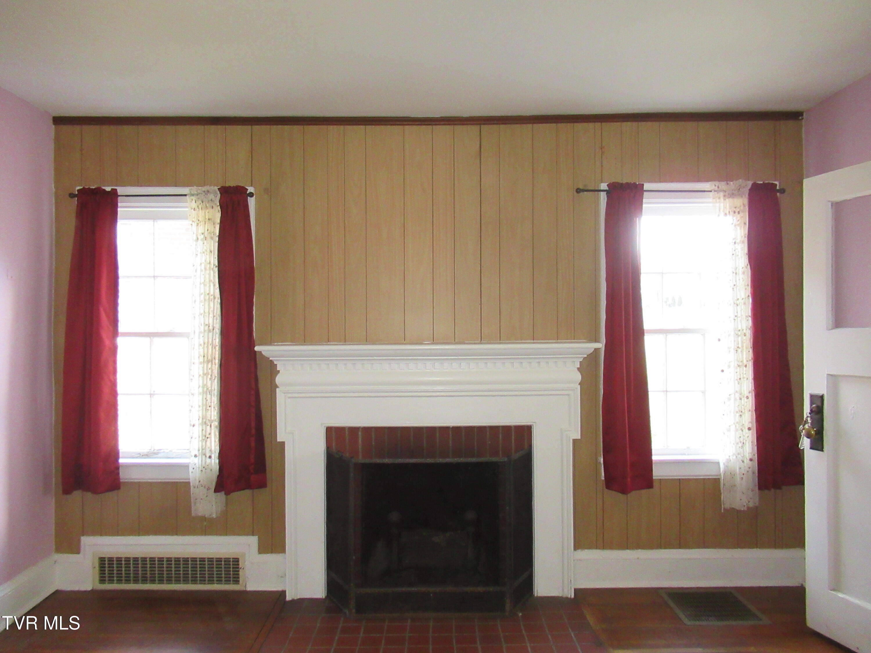 Bristol, Tennessee 37620, United States, 3 Bedrooms Bedrooms, ,1 BathroomBathrooms,Residential,Pending,23252