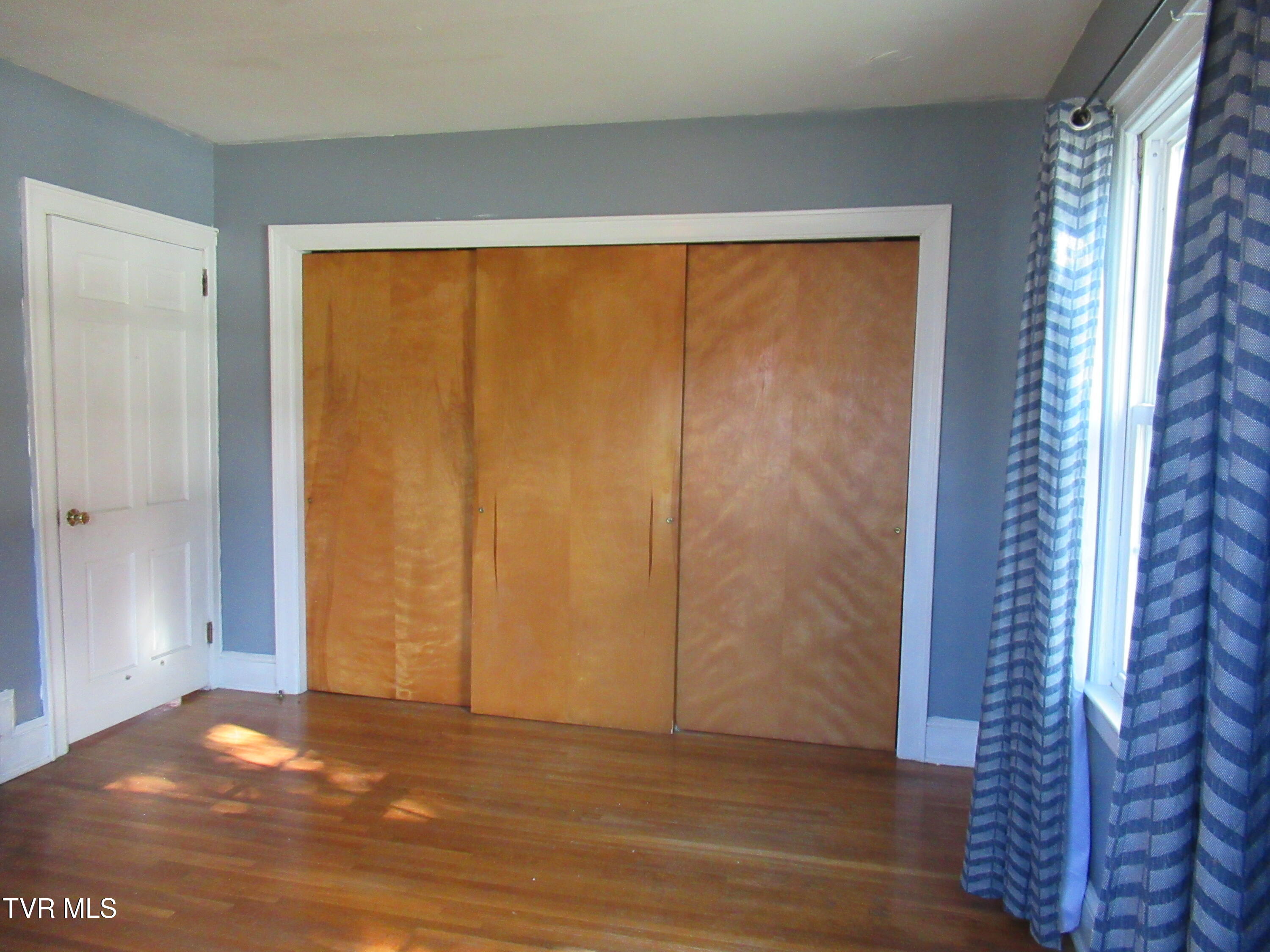 Bristol, Tennessee 37620, United States, 3 Bedrooms Bedrooms, ,1 BathroomBathrooms,Residential,Pending,23252