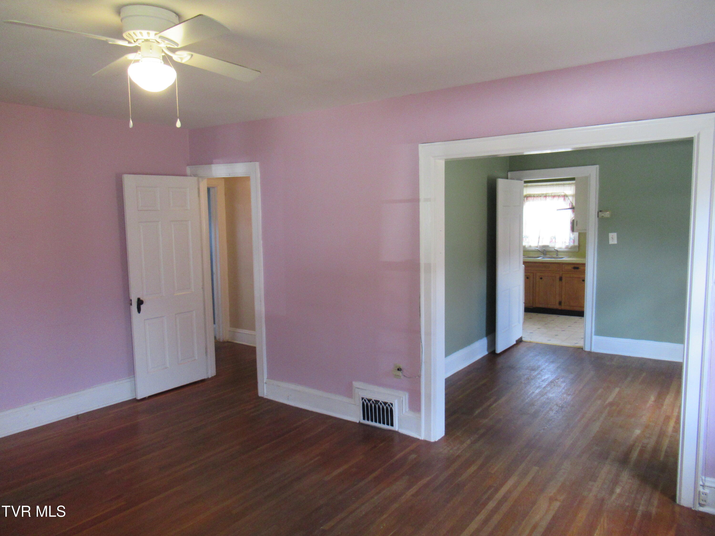 Bristol, Tennessee 37620, United States, 3 Bedrooms Bedrooms, ,1 BathroomBathrooms,Residential,Pending,23252