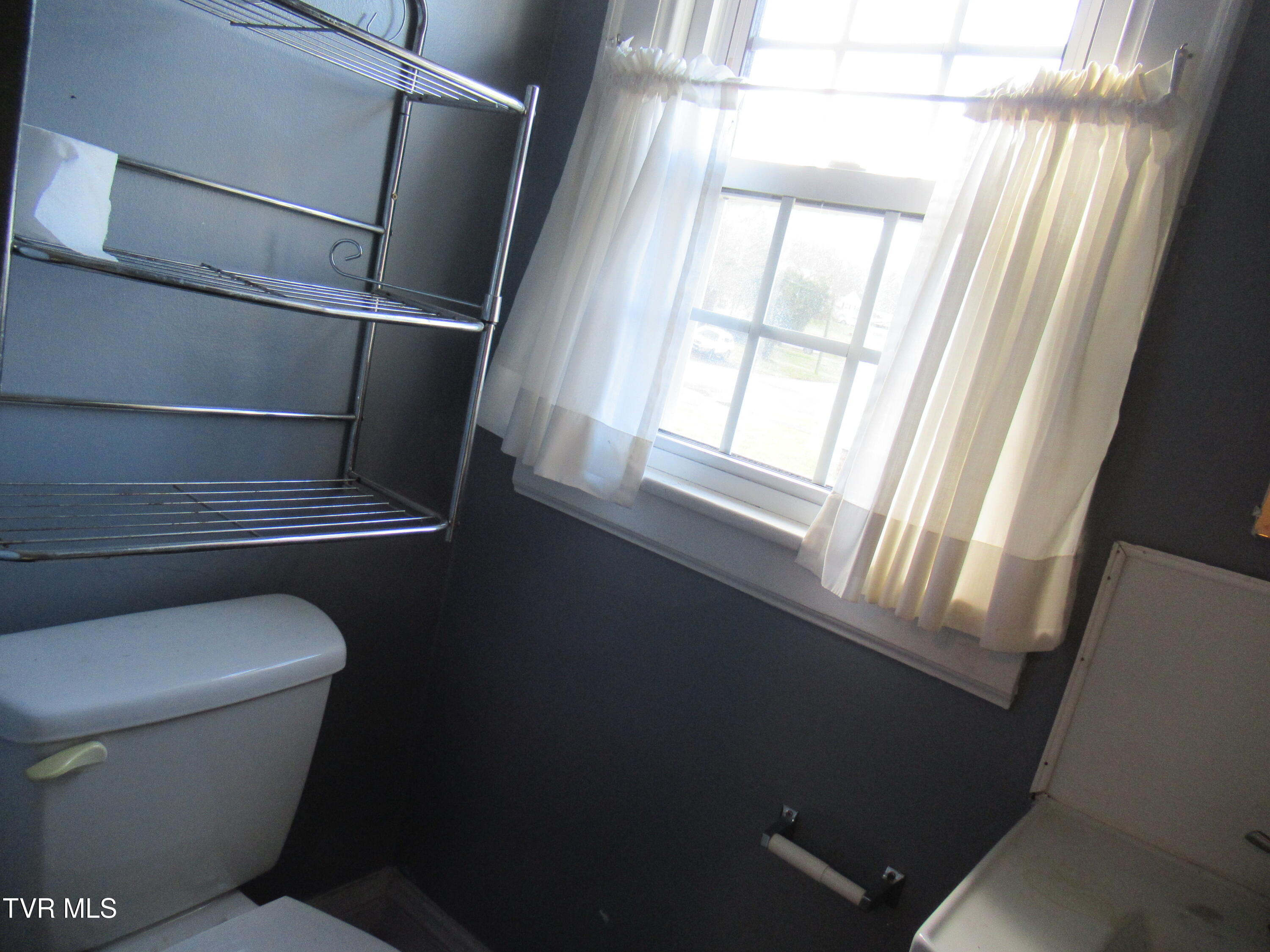 Bristol, Tennessee 37620, United States, 3 Bedrooms Bedrooms, ,1 BathroomBathrooms,Residential,Pending,23252