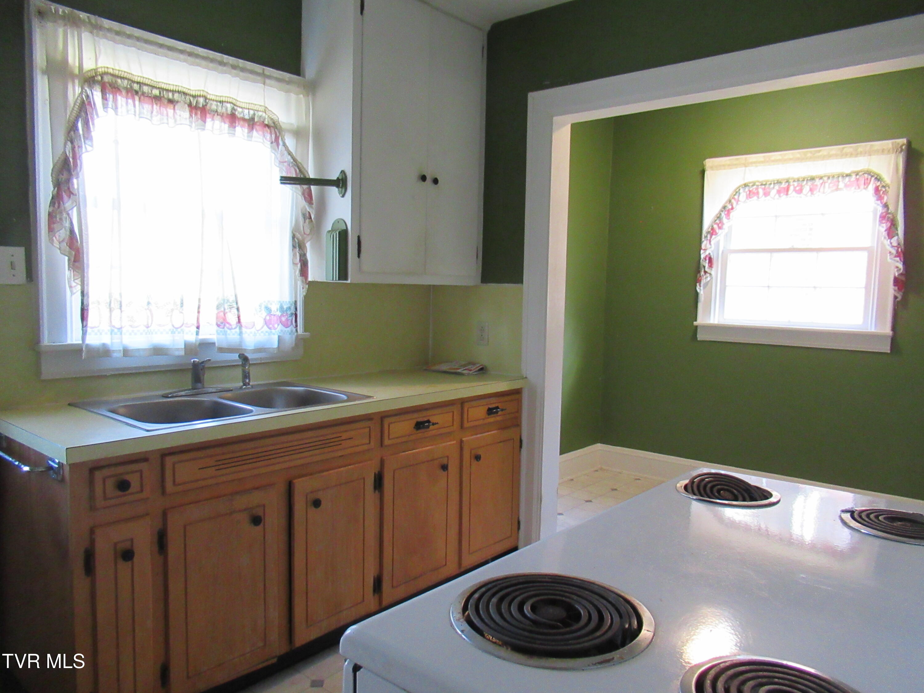 Bristol, Tennessee 37620, United States, 3 Bedrooms Bedrooms, ,1 BathroomBathrooms,Residential,Pending,23252