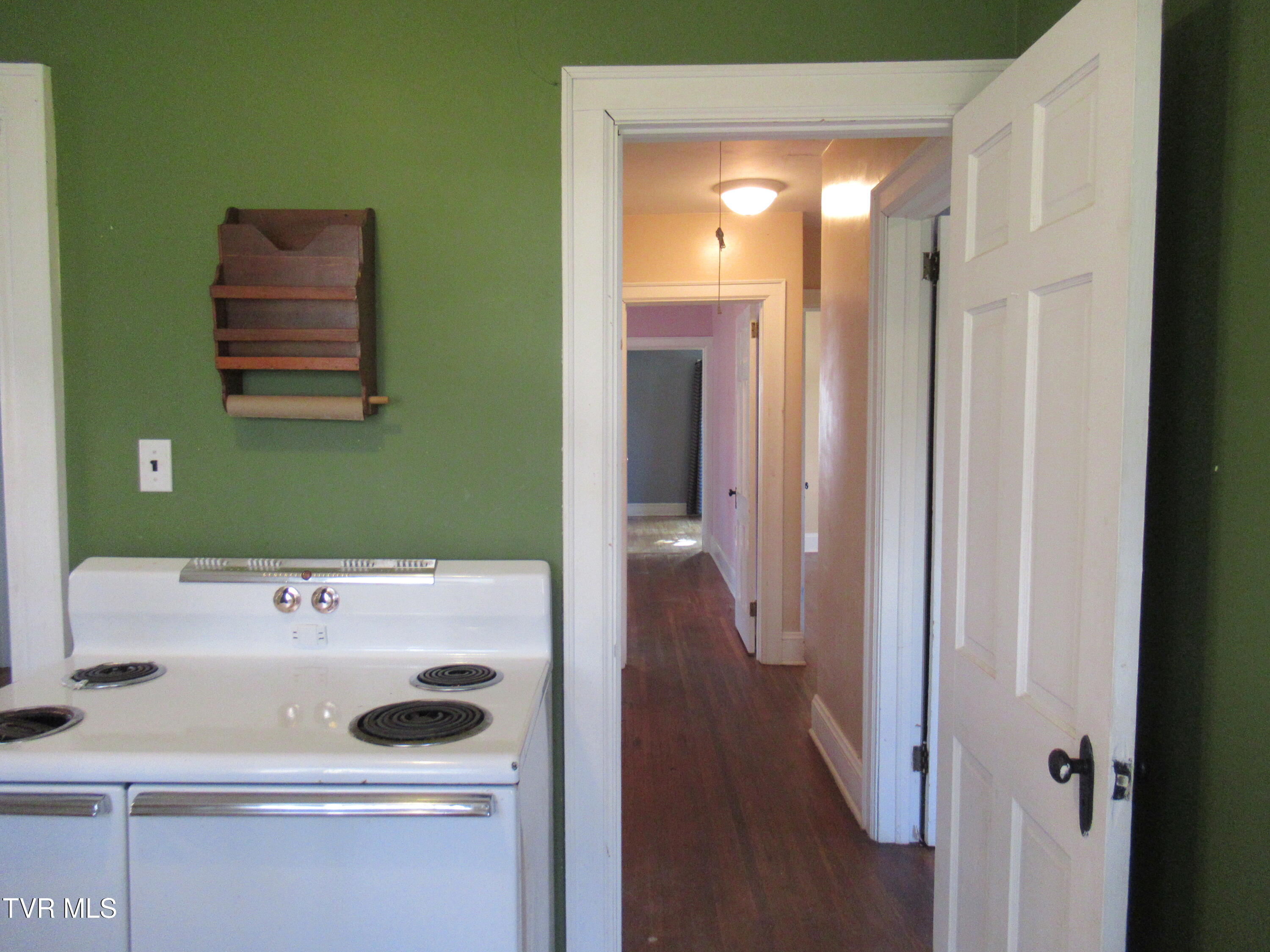 Bristol, Tennessee 37620, United States, 3 Bedrooms Bedrooms, ,1 BathroomBathrooms,Residential,Pending,23252