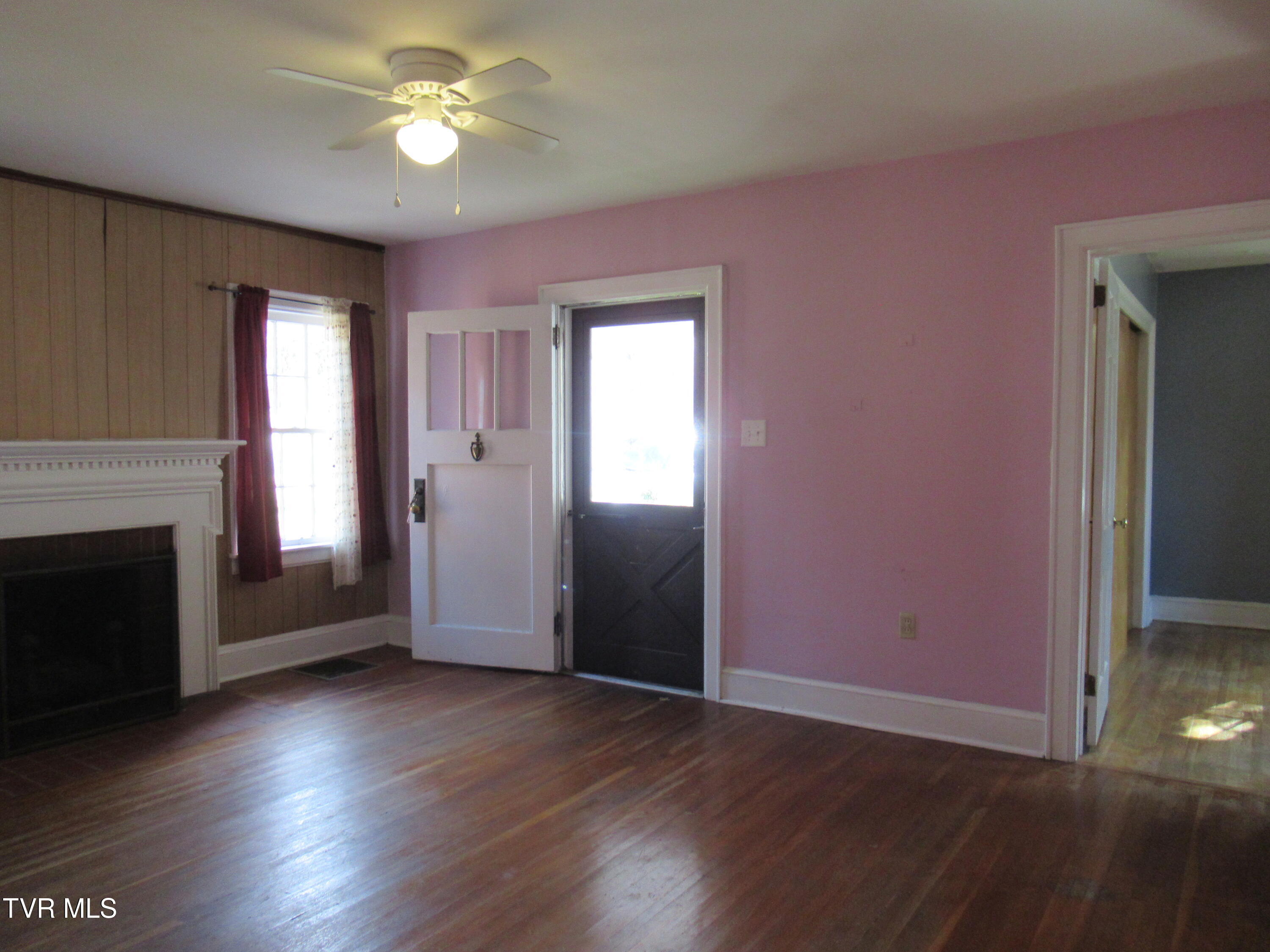 Bristol, Tennessee 37620, United States, 3 Bedrooms Bedrooms, ,1 BathroomBathrooms,Residential,Pending,23252