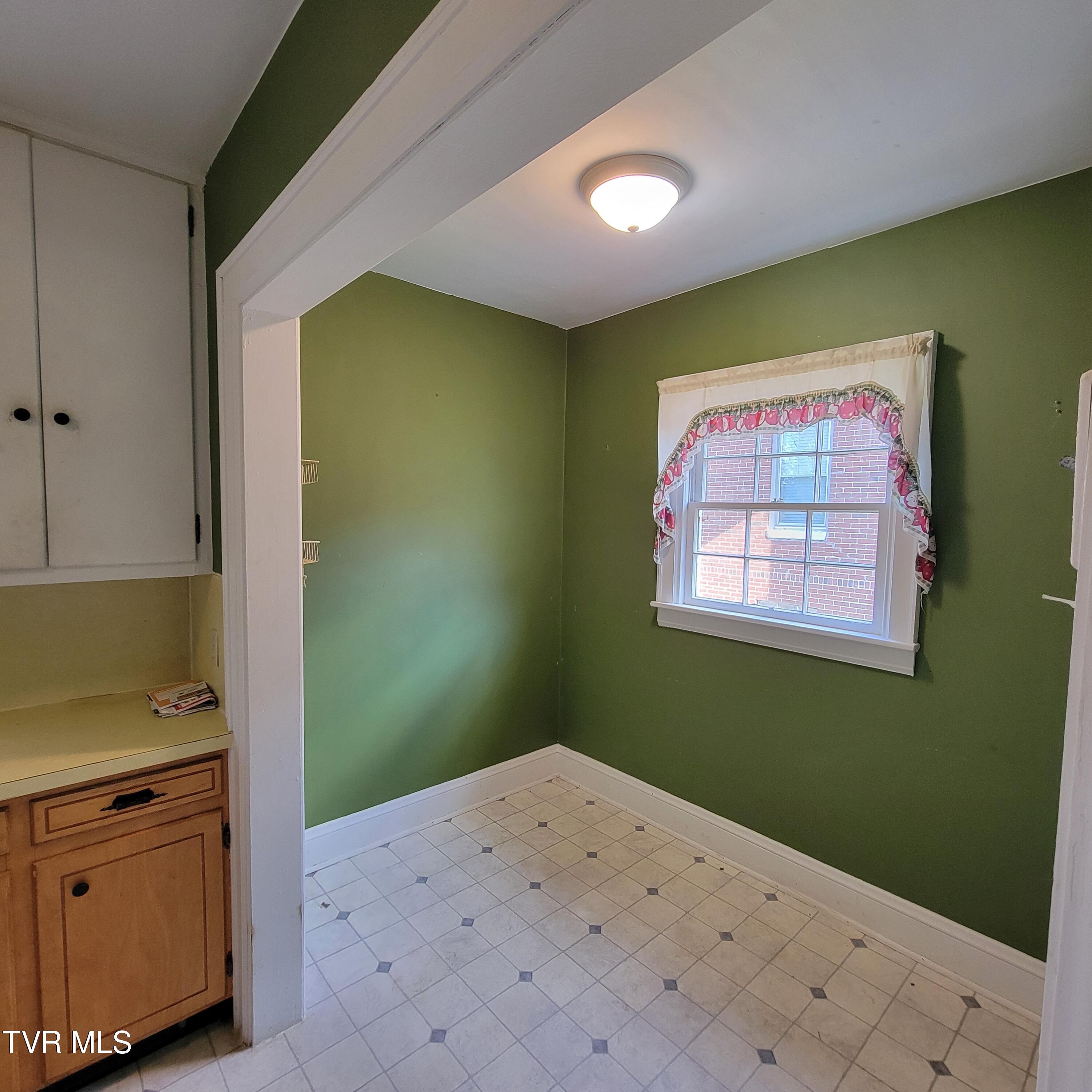 Bristol, Tennessee 37620, United States, 3 Bedrooms Bedrooms, ,1 BathroomBathrooms,Residential,Pending,23252