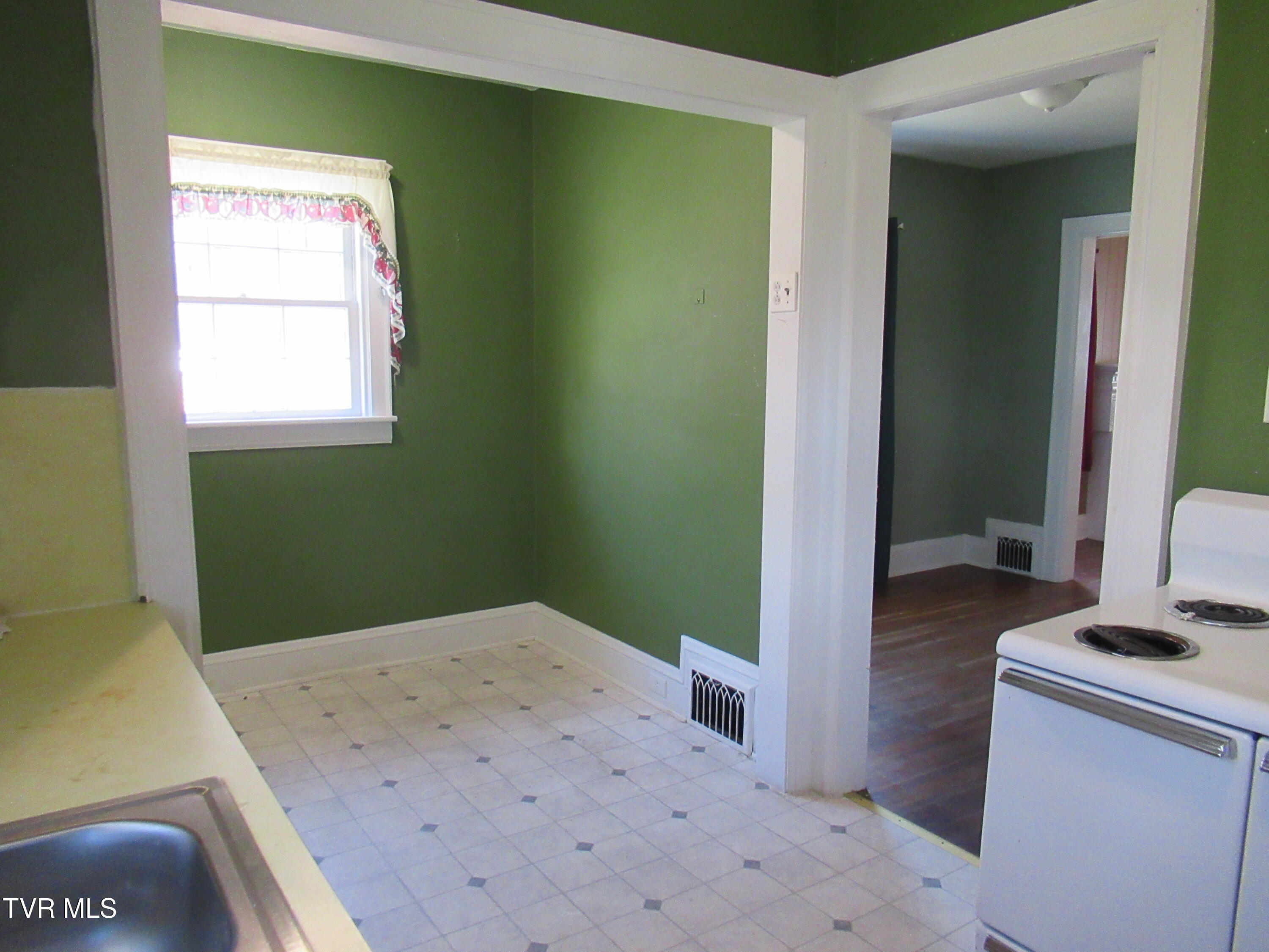 Bristol, Tennessee 37620, United States, 3 Bedrooms Bedrooms, ,1 BathroomBathrooms,Residential,Pending,23252