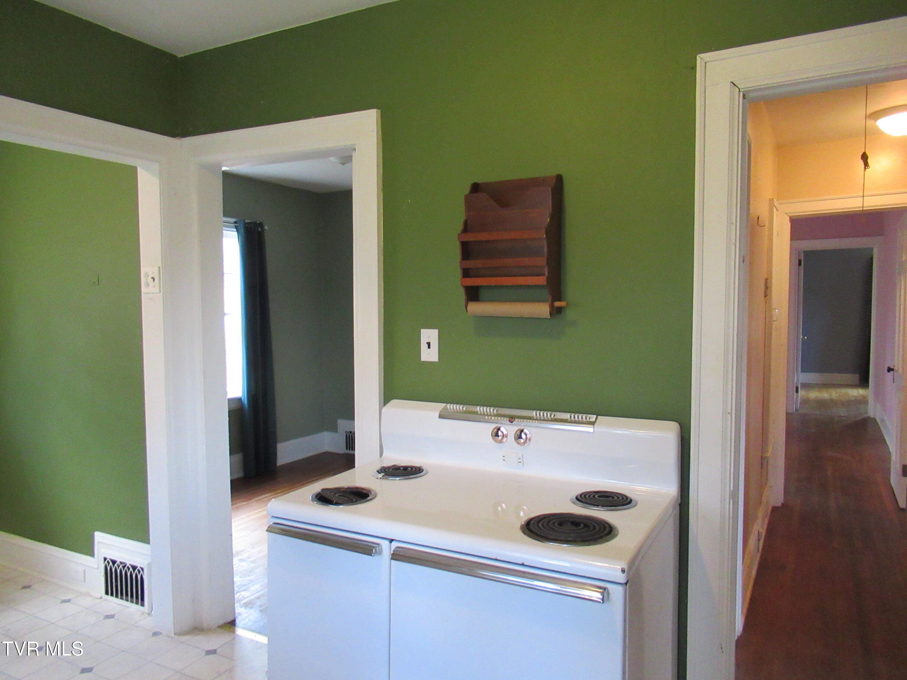 Bristol, Tennessee 37620, United States, 3 Bedrooms Bedrooms, ,1 BathroomBathrooms,Residential,Pending,23252