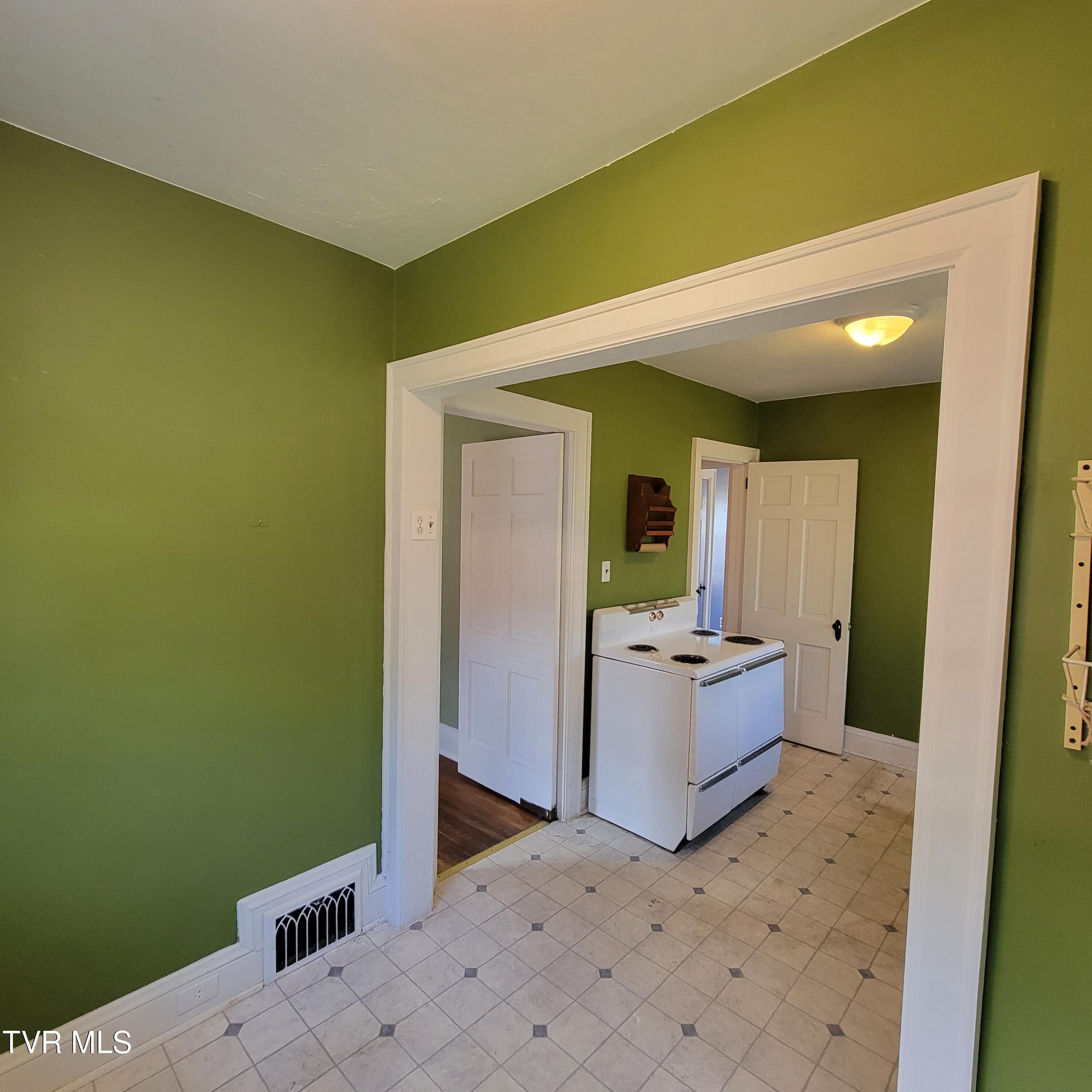 Bristol, Tennessee 37620, United States, 3 Bedrooms Bedrooms, ,1 BathroomBathrooms,Residential,Pending,23252