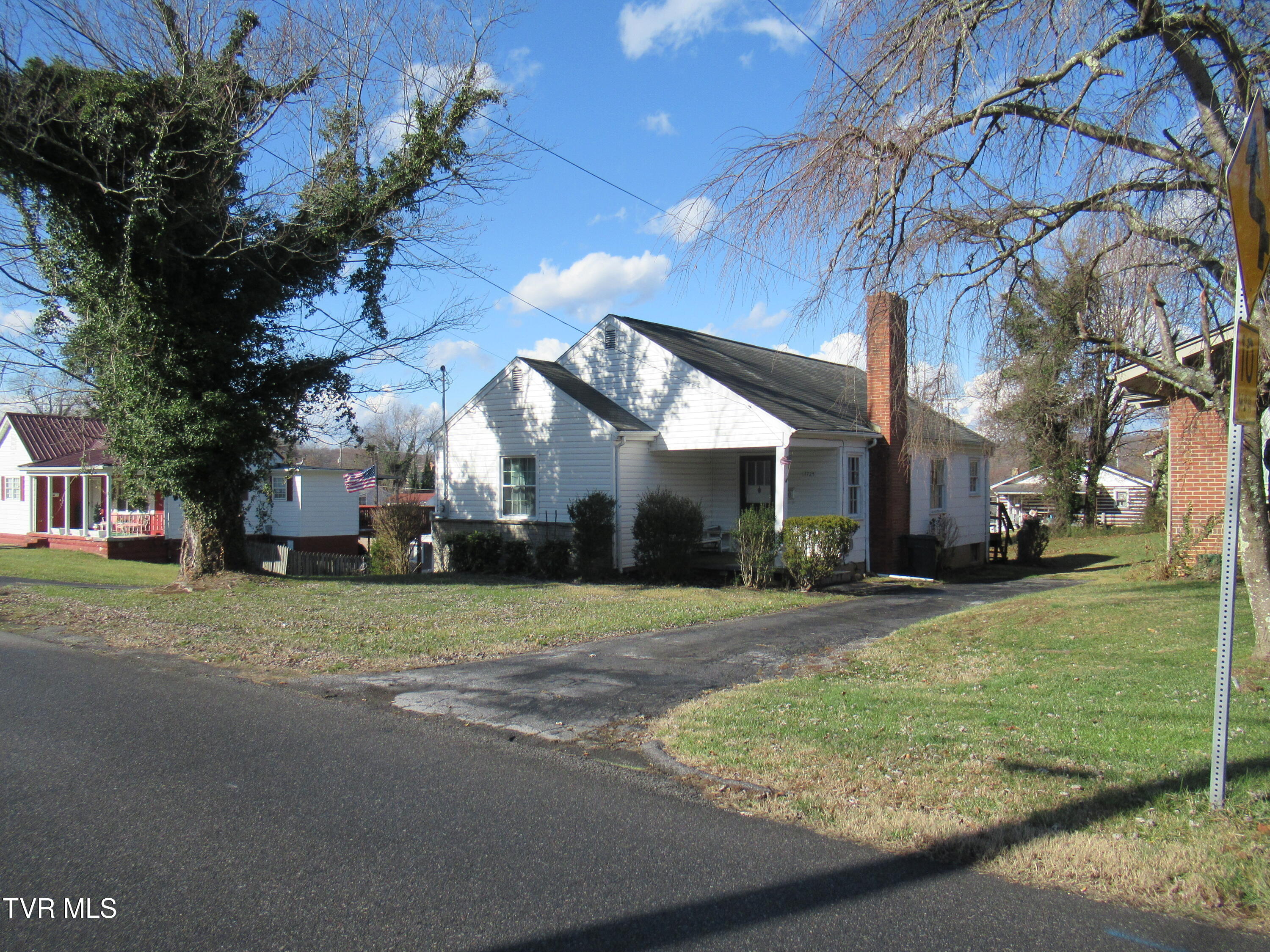 Bristol, Tennessee 37620, United States, 3 Bedrooms Bedrooms, ,1 BathroomBathrooms,Residential,Pending,23252