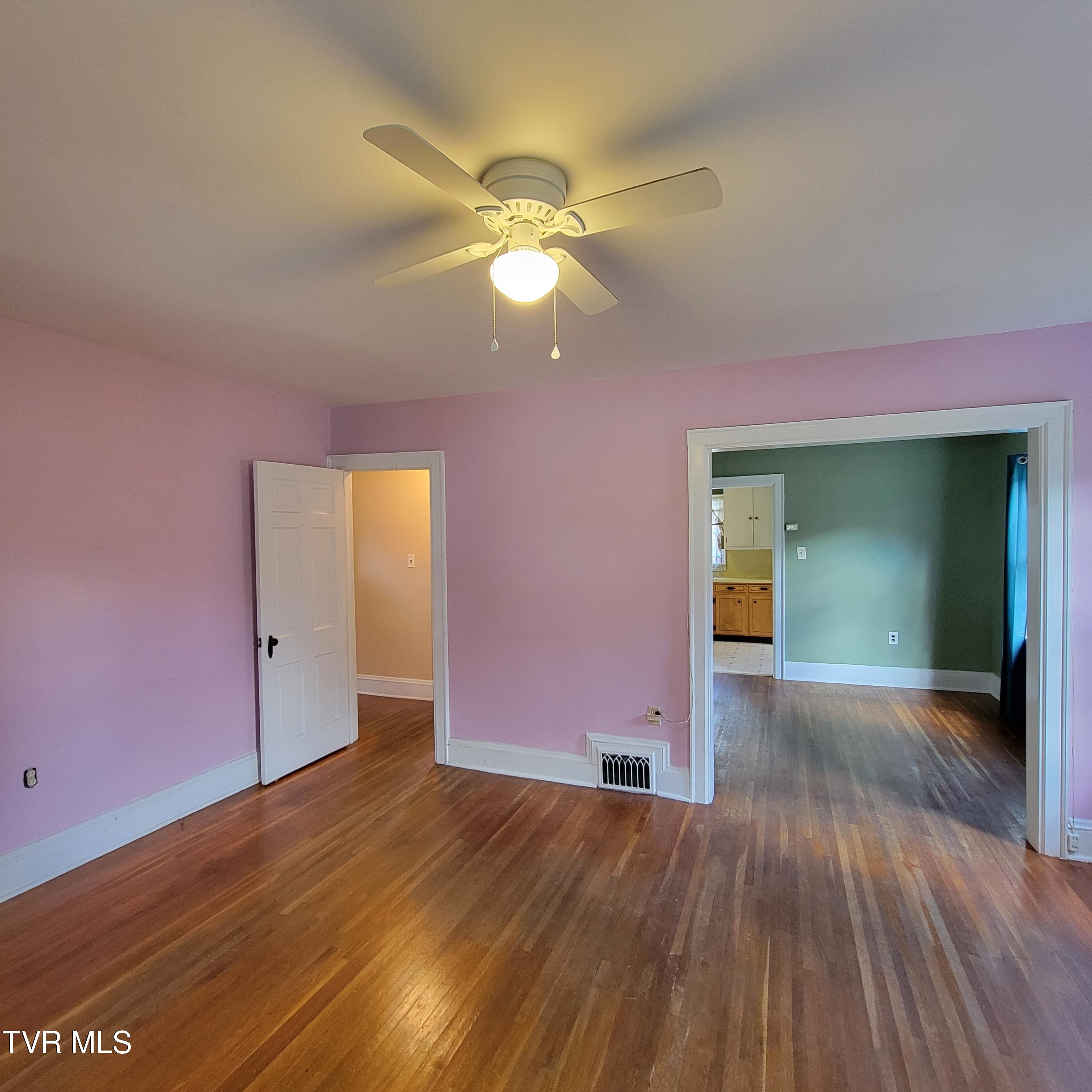 Bristol, Tennessee 37620, United States, 3 Bedrooms Bedrooms, ,1 BathroomBathrooms,Residential,Pending,23252