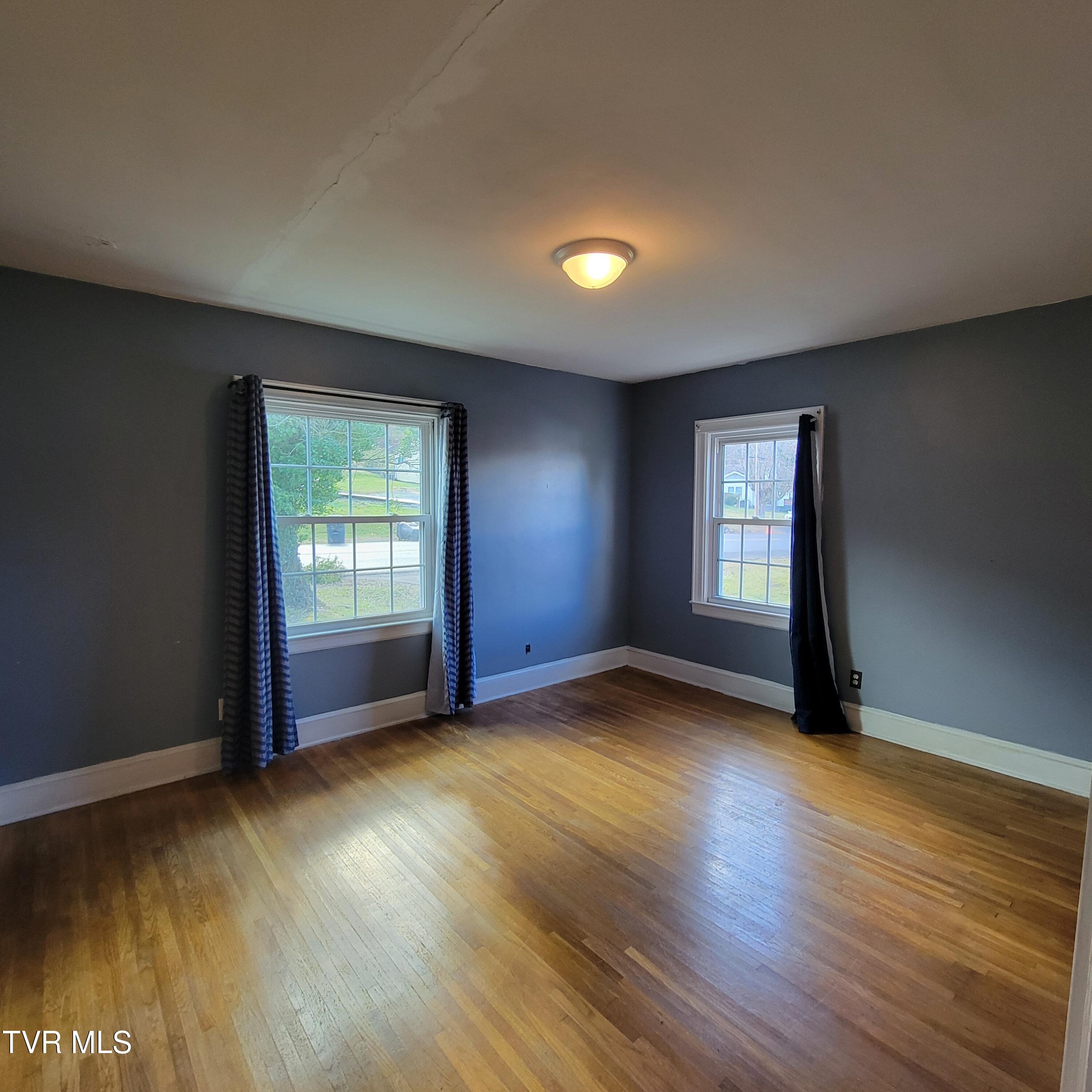 Bristol, Tennessee 37620, United States, 3 Bedrooms Bedrooms, ,1 BathroomBathrooms,Residential,Pending,23252