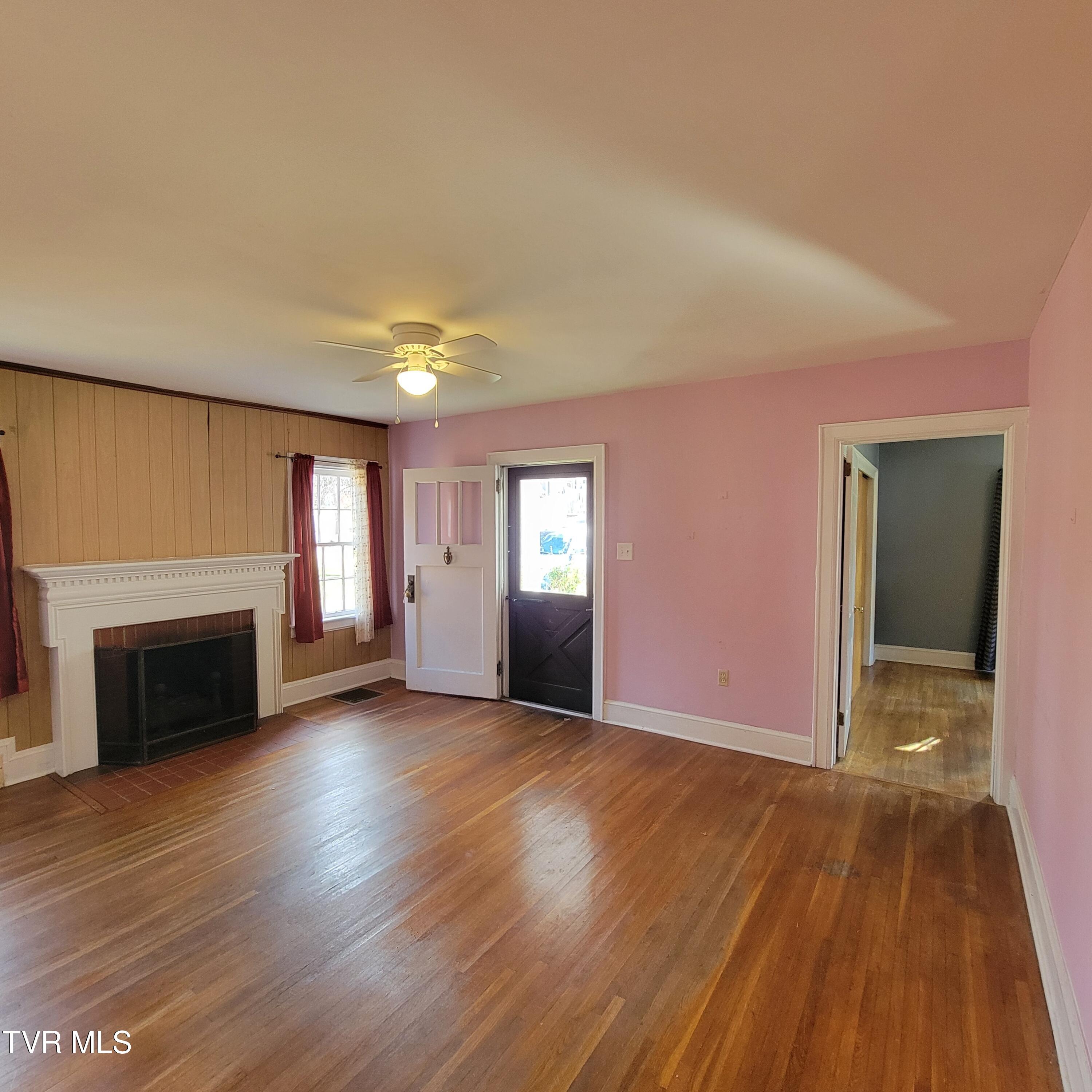 Bristol, Tennessee 37620, United States, 3 Bedrooms Bedrooms, ,1 BathroomBathrooms,Residential,Pending,23252