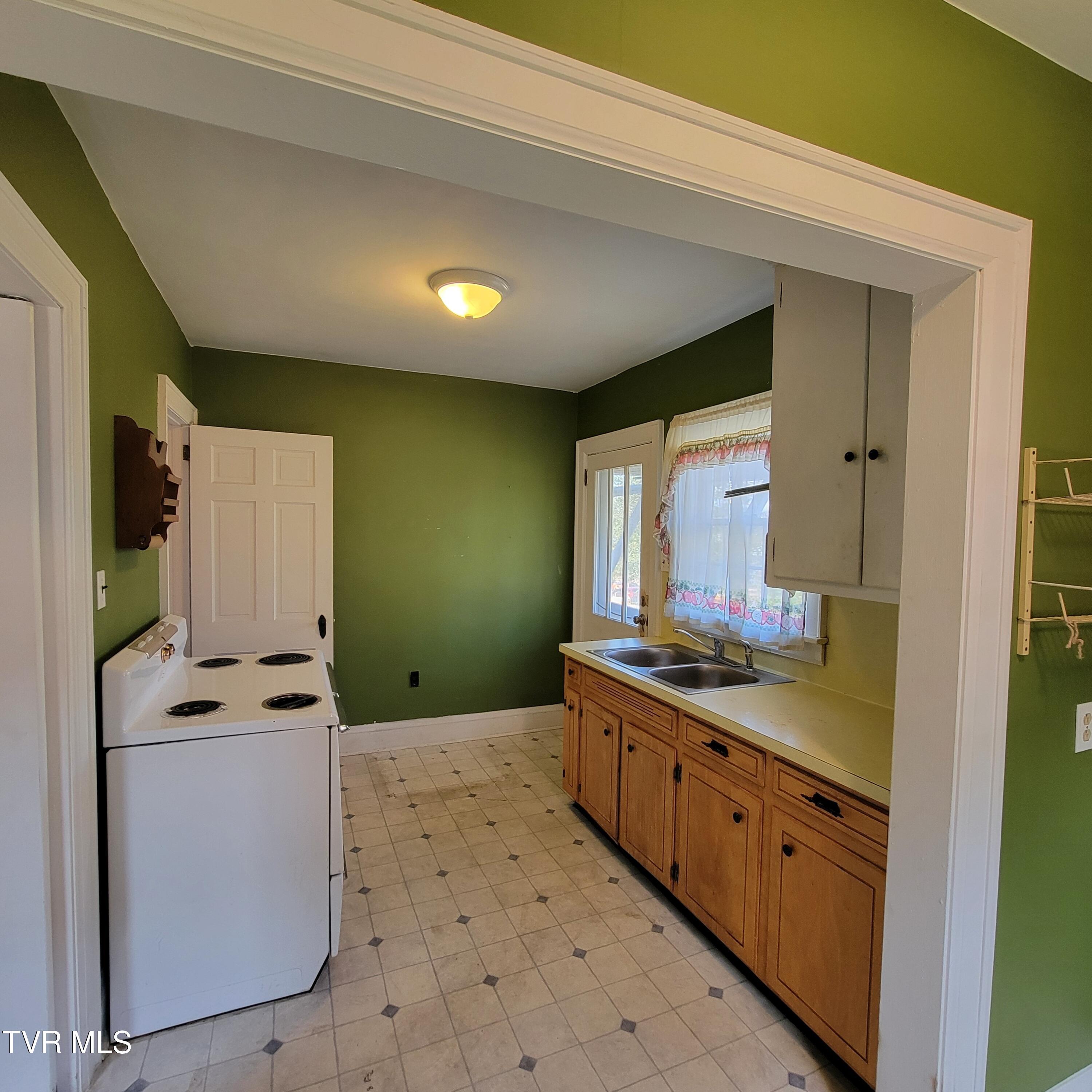 Bristol, Tennessee 37620, United States, 3 Bedrooms Bedrooms, ,1 BathroomBathrooms,Residential,Pending,23252