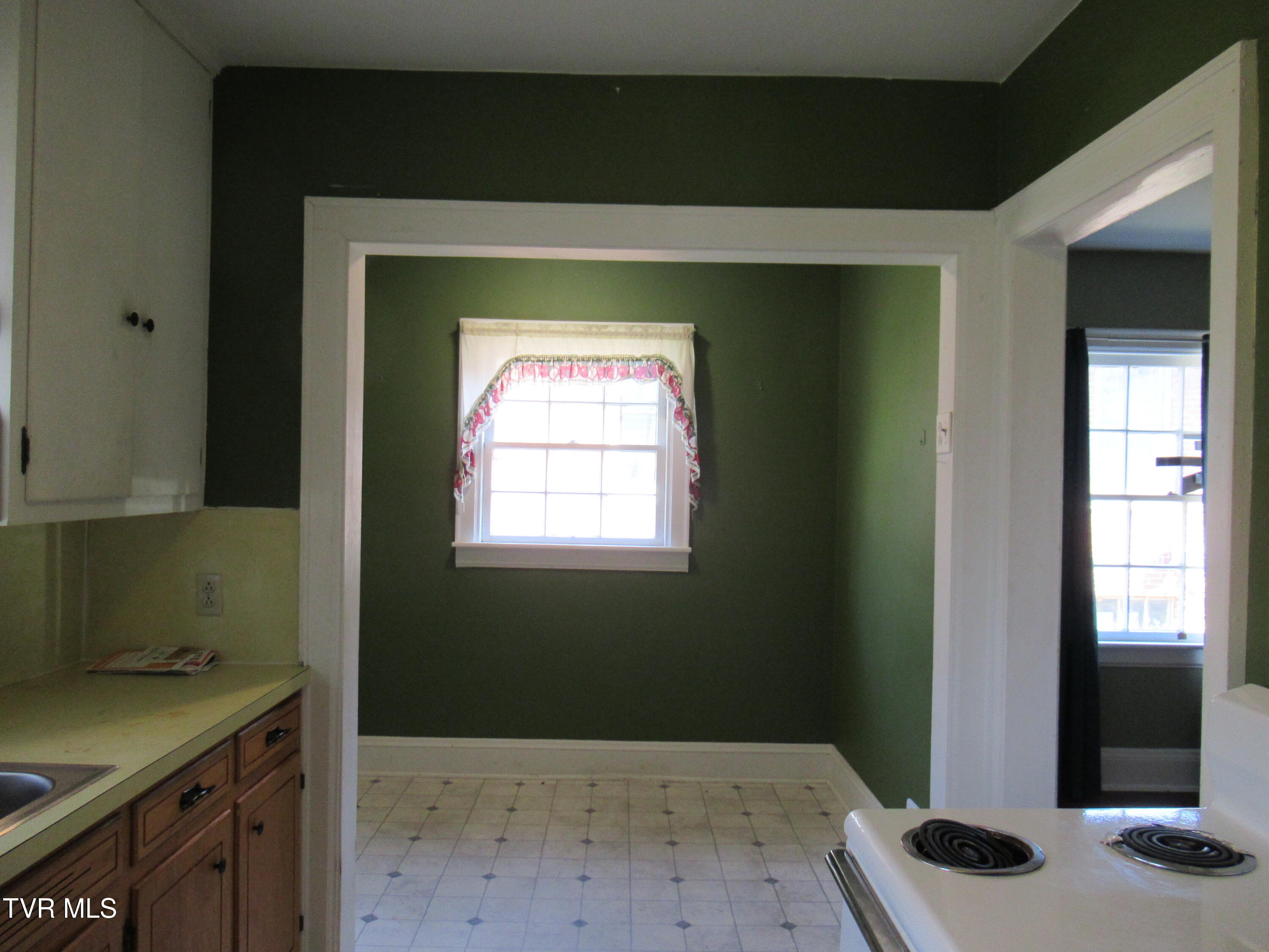 Bristol, Tennessee 37620, United States, 3 Bedrooms Bedrooms, ,1 BathroomBathrooms,Residential,Pending,23252