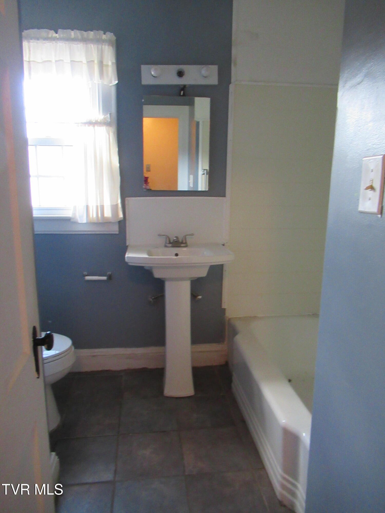 Bristol, Tennessee 37620, United States, 3 Bedrooms Bedrooms, ,1 BathroomBathrooms,Residential,Pending,23252