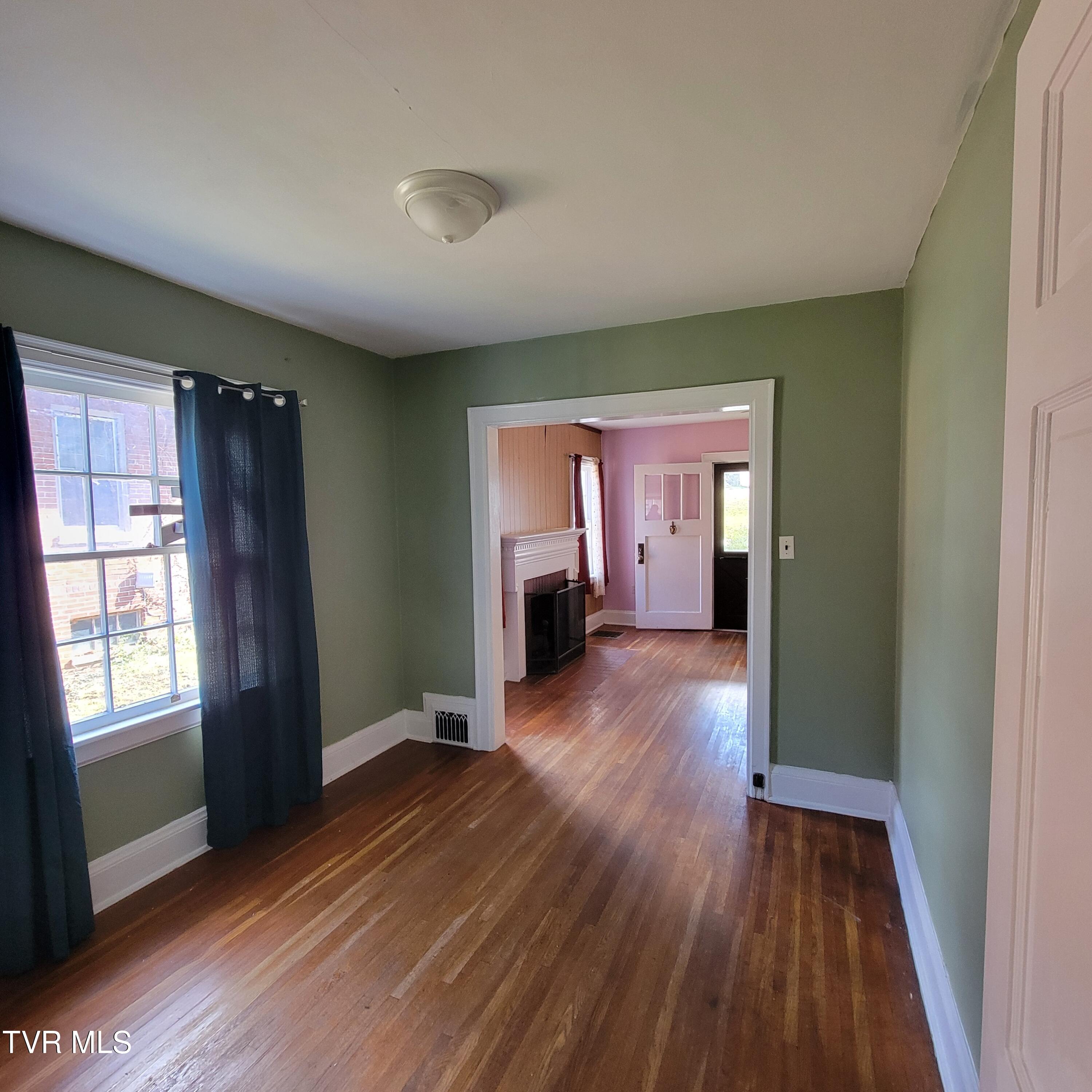 Bristol, Tennessee 37620, United States, 3 Bedrooms Bedrooms, ,1 BathroomBathrooms,Residential,Pending,23252