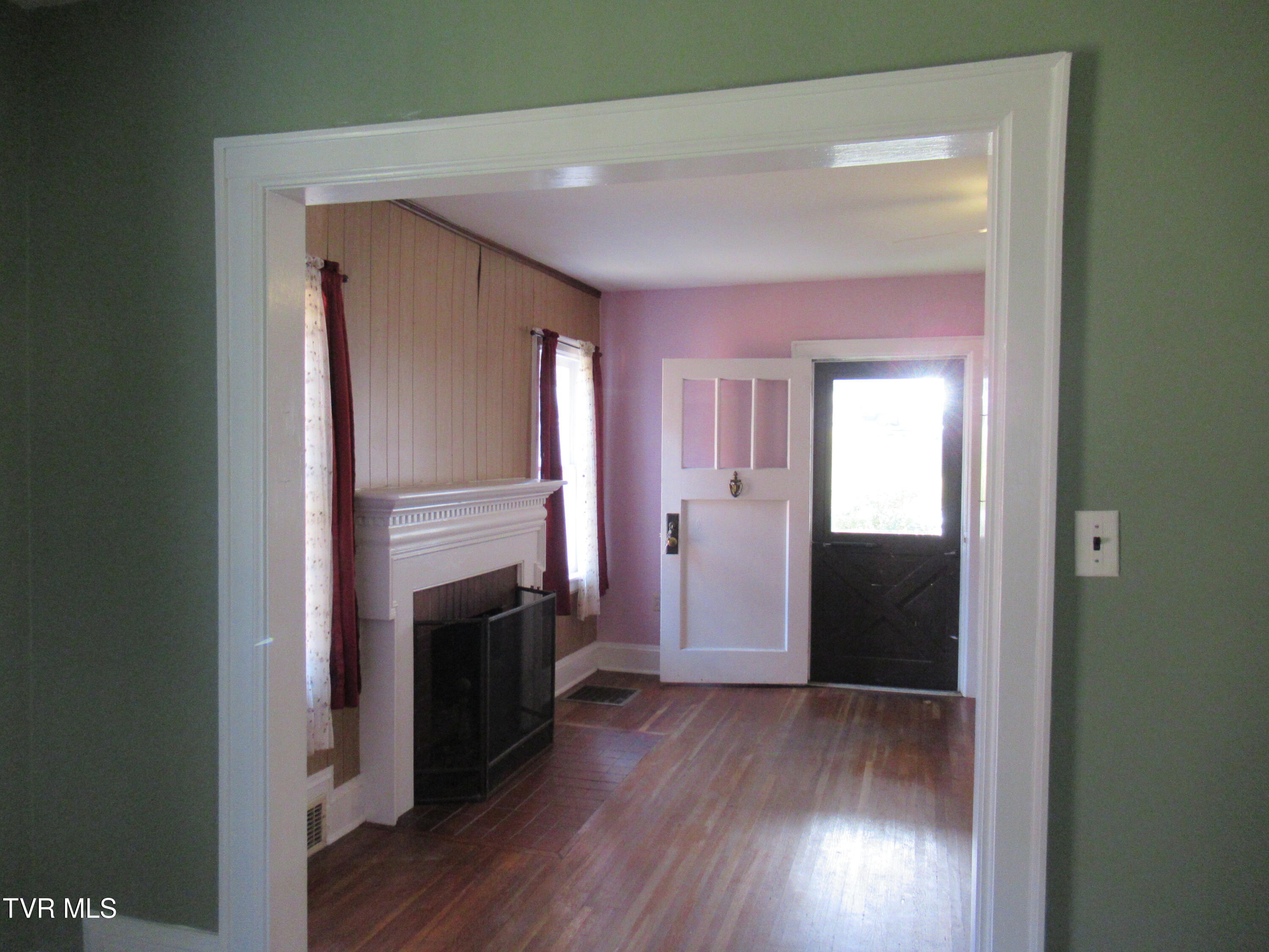 Bristol, Tennessee 37620, United States, 3 Bedrooms Bedrooms, ,1 BathroomBathrooms,Residential,Pending,23252