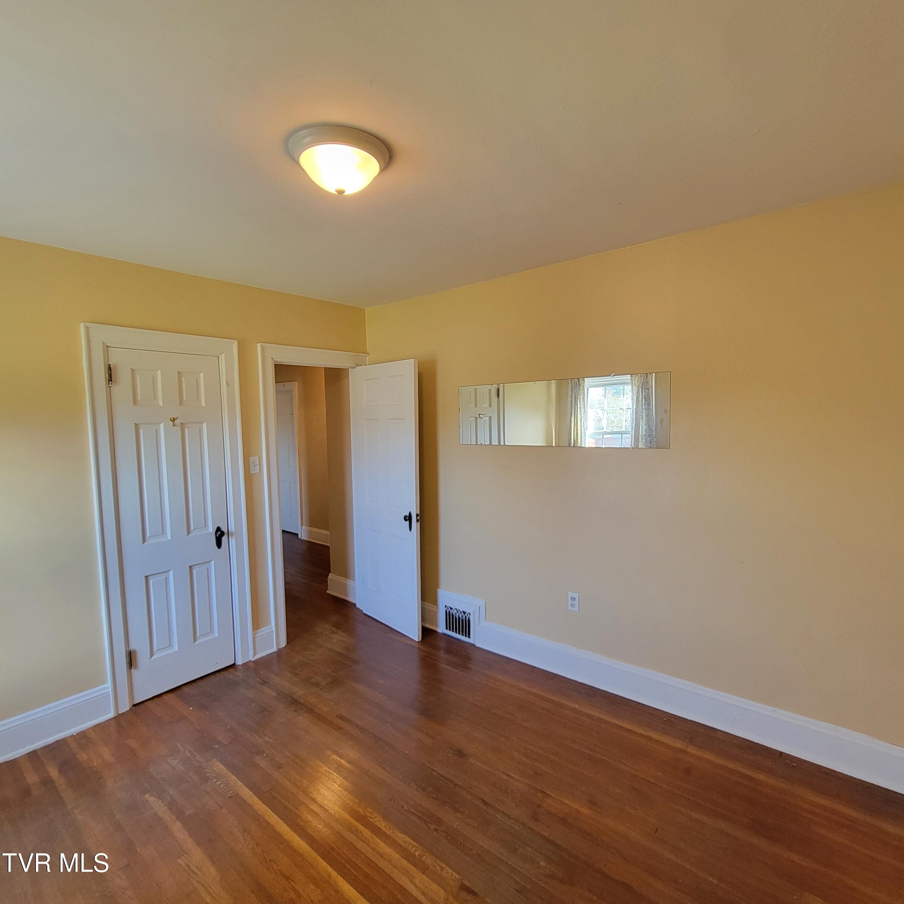 Bristol, Tennessee 37620, United States, 3 Bedrooms Bedrooms, ,1 BathroomBathrooms,Residential,Pending,23252