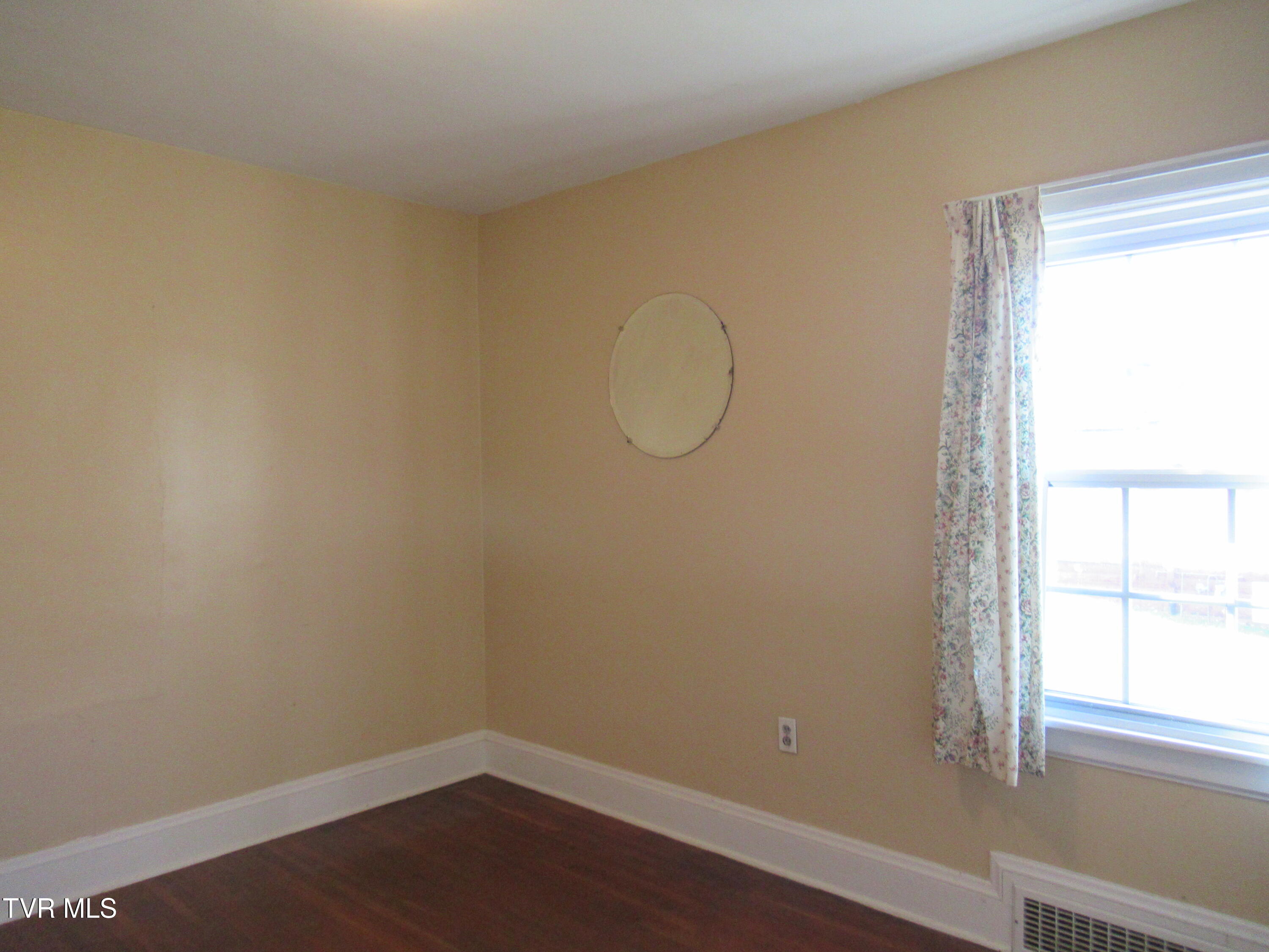 Bristol, Tennessee 37620, United States, 3 Bedrooms Bedrooms, ,1 BathroomBathrooms,Residential,Pending,23252