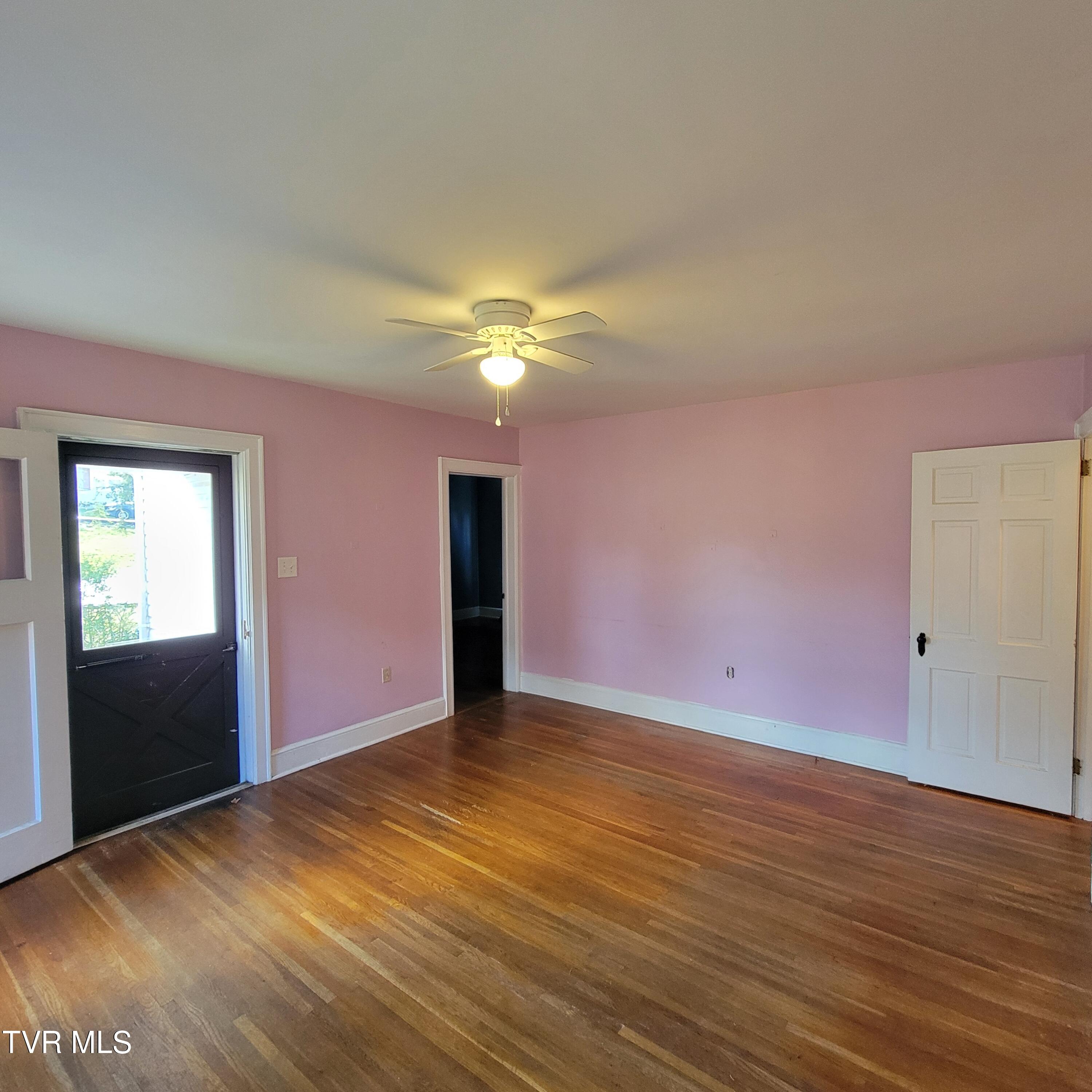 Bristol, Tennessee 37620, United States, 3 Bedrooms Bedrooms, ,1 BathroomBathrooms,Residential,Pending,23252